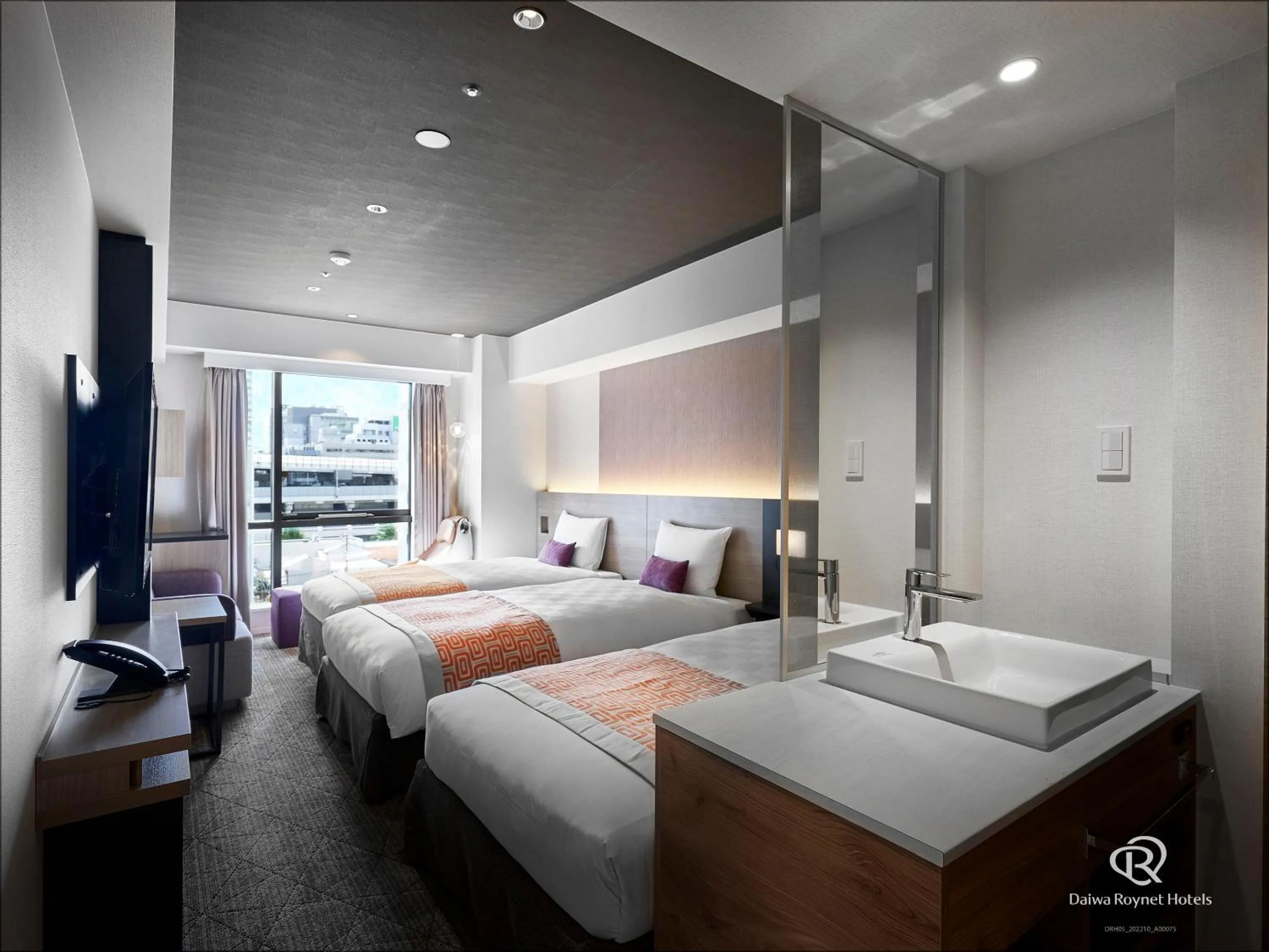 Photo of the whole room, Bed in Daiwa Roynet Hotel Osaka Sakaisuji Honmachi PREMIER