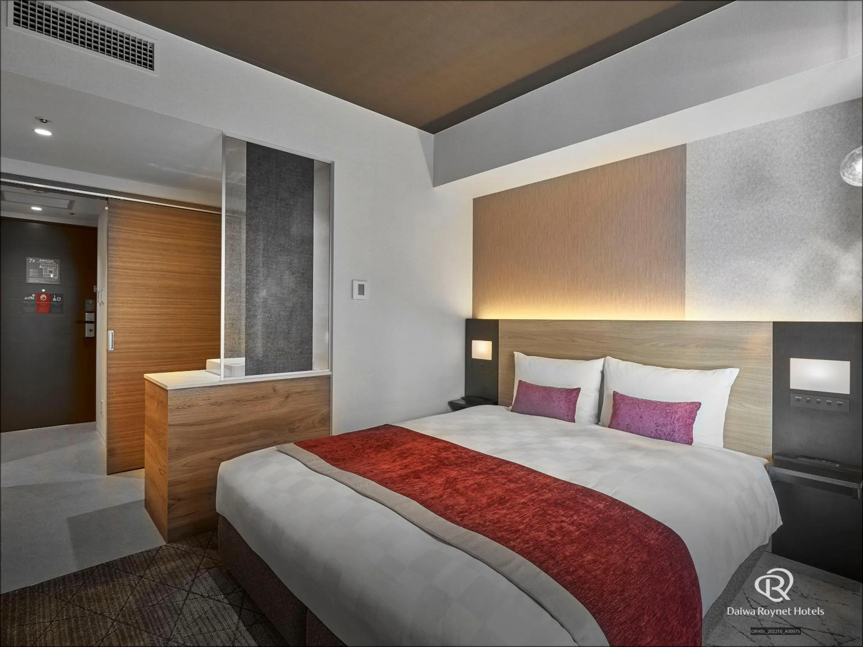 Photo of the whole room, Bed in Daiwa Roynet Hotel Osaka Sakaisuji Honmachi PREMIER