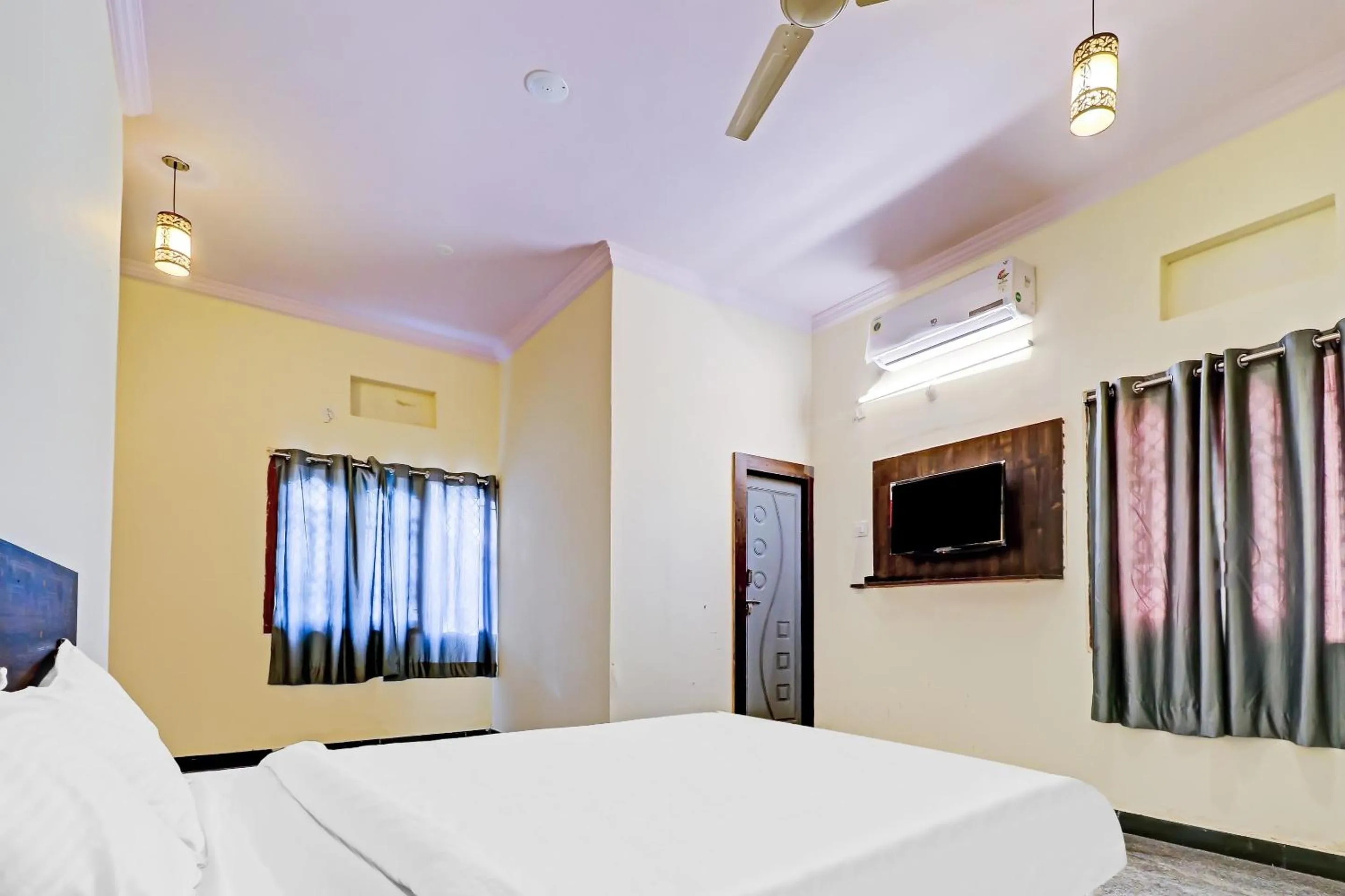 Bedroom, Bed in Hotel O by OYO Abhi's R Square