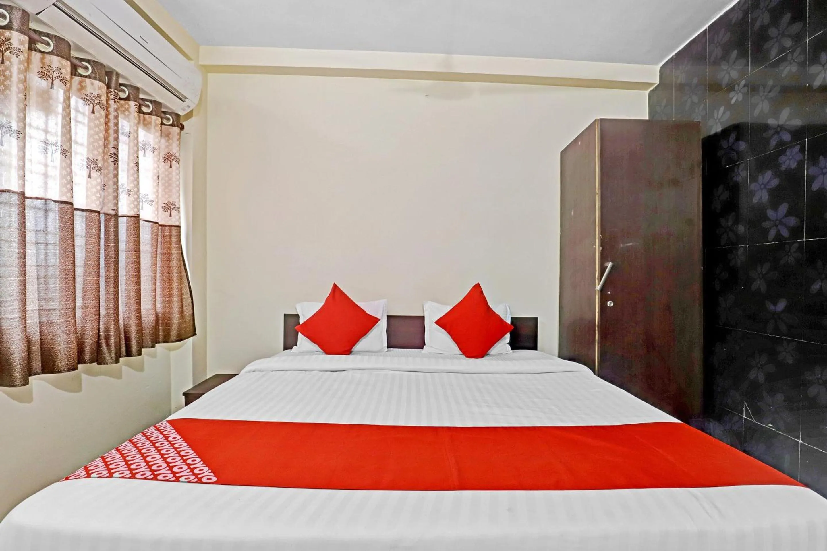 Facade/entrance, Bed in Hotel O Chintamani Inn Service Apartment