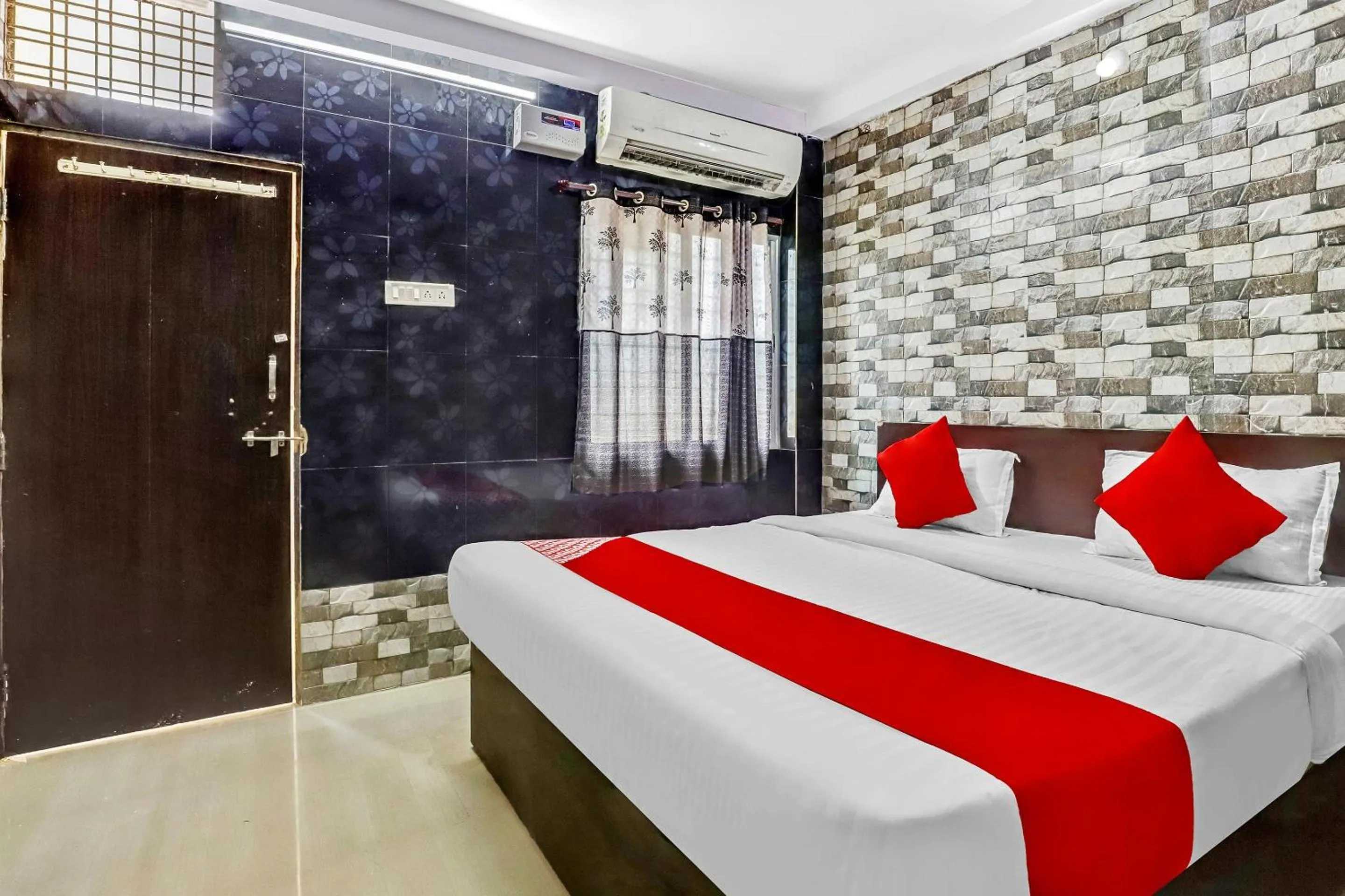 Bathroom, Bed in Hotel O Chintamani Inn Service Apartment