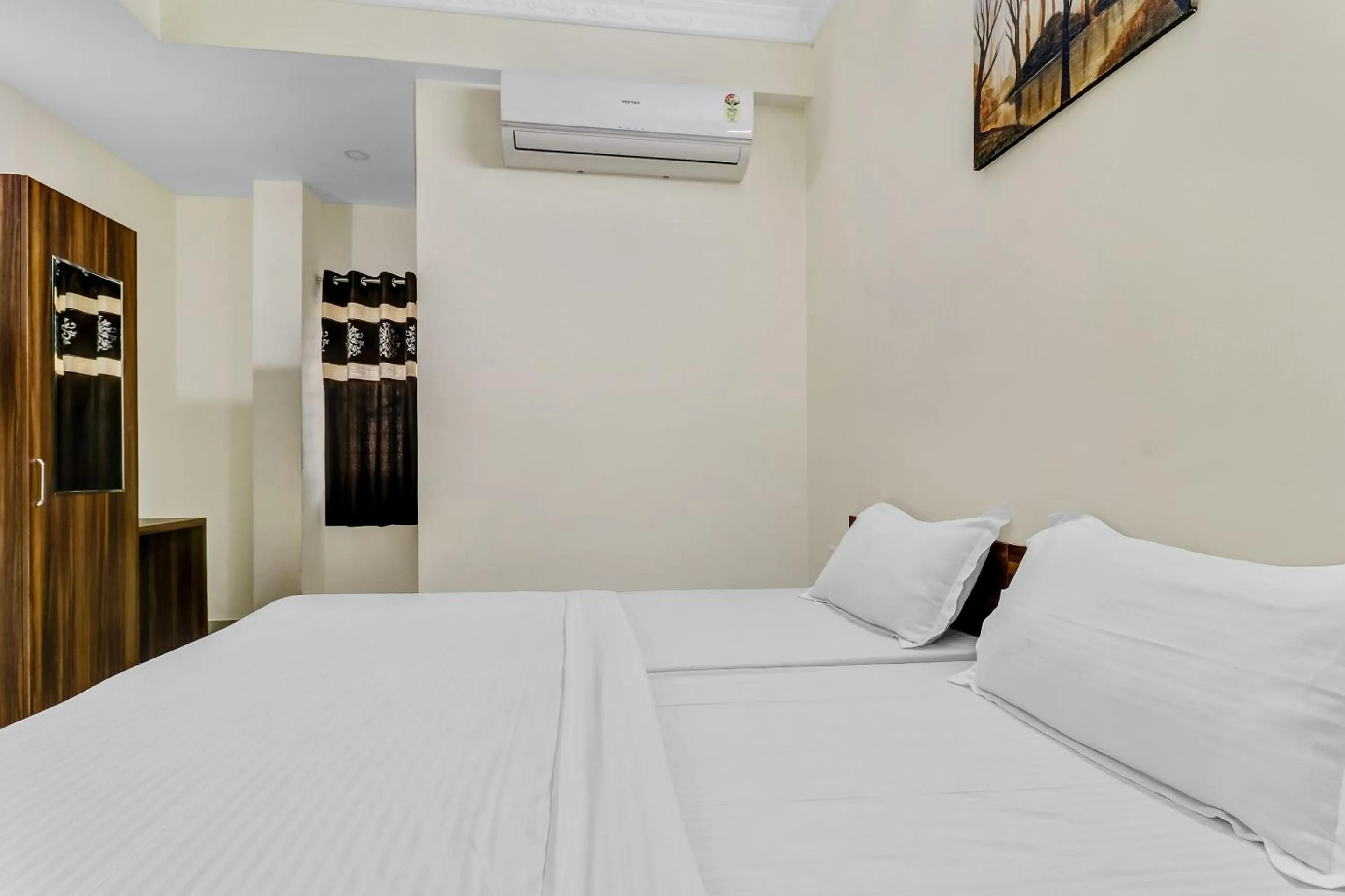 Bedroom, Bed in Capital O Safari Rooms Near Snow City