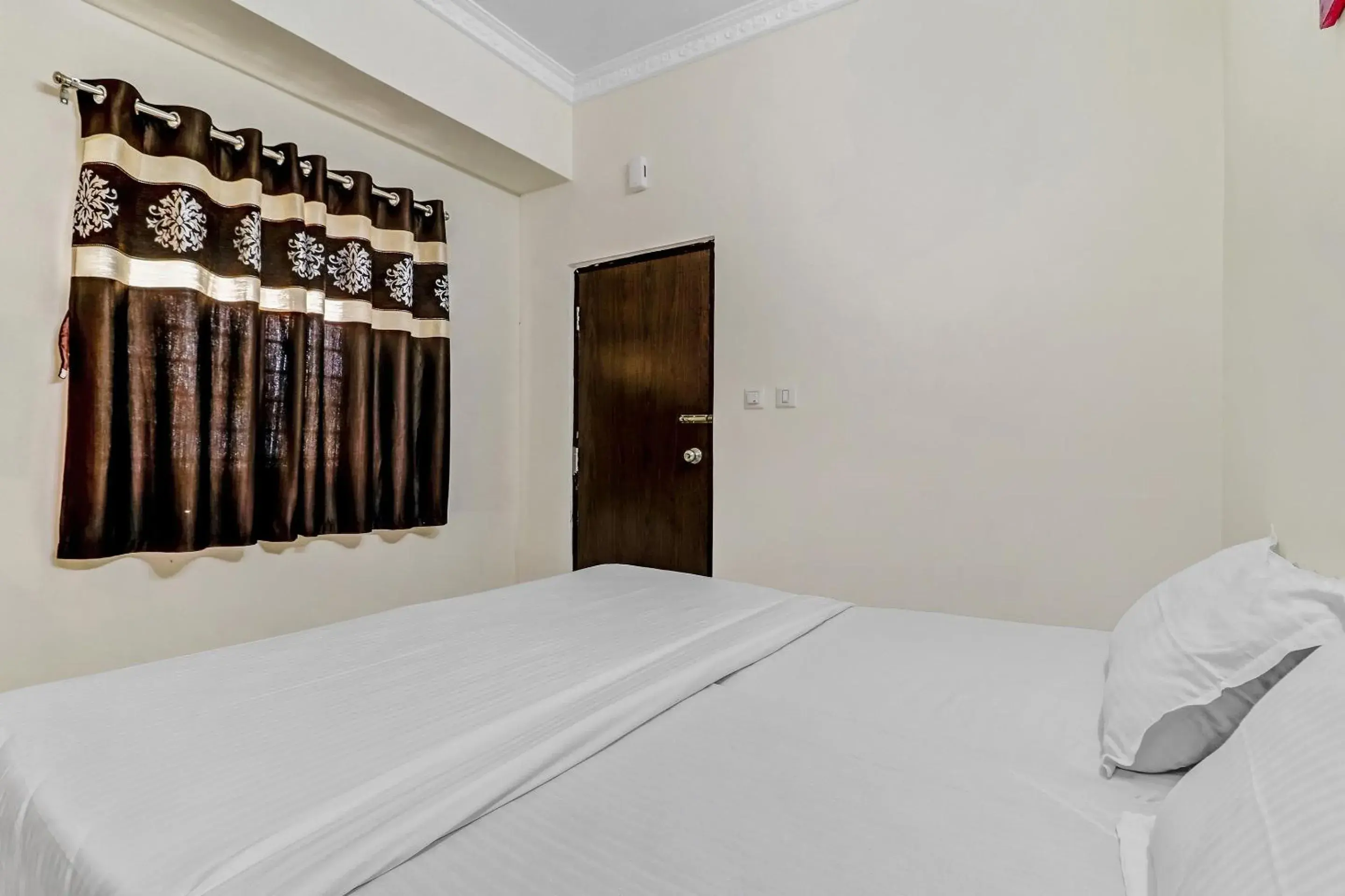 Bedroom, Bed in Capital O Safari Rooms Near Snow City Bedroom, Bed in Capital O Safari Rooms Near Snow City