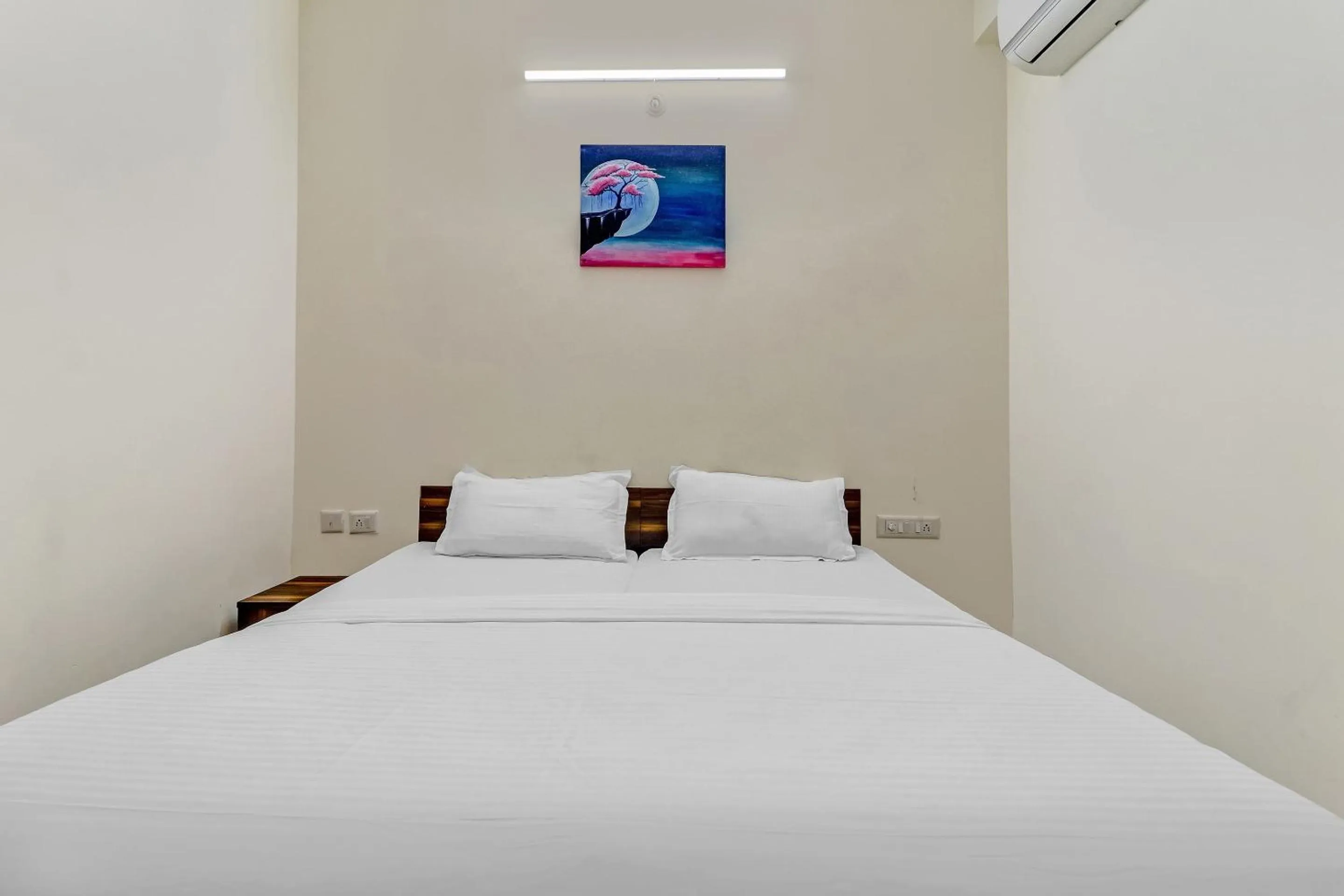 Bedroom, Bed in Capital O Safari Rooms Near Snow City