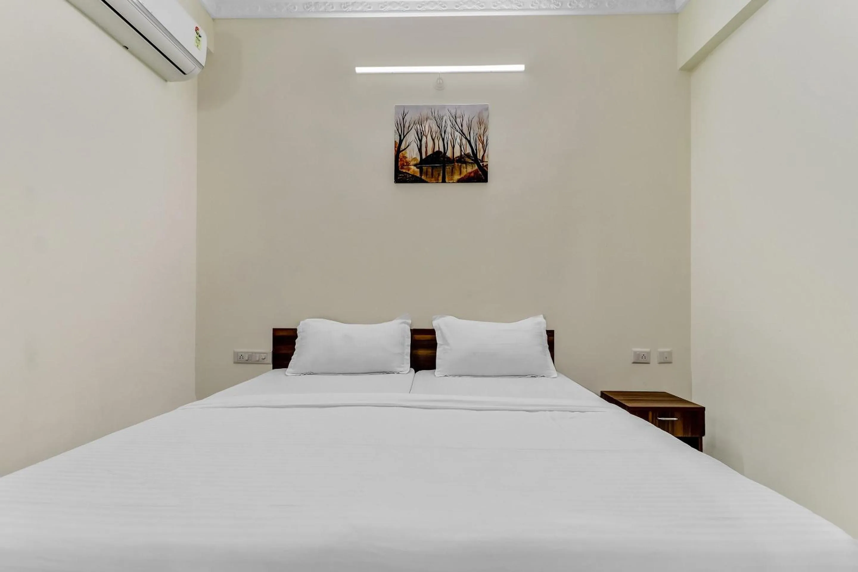 Bedroom, Bed in Capital O Safari Rooms Near Snow City