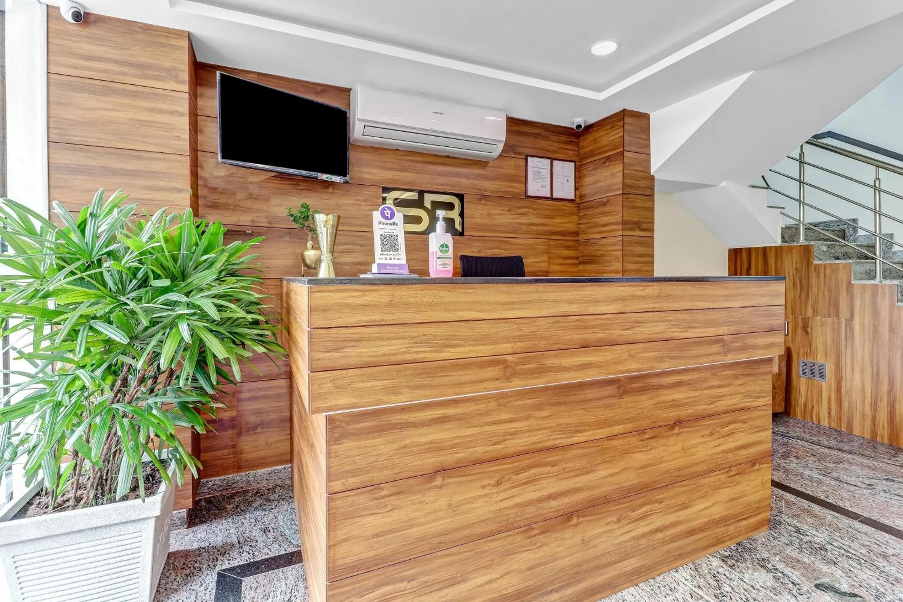 Lobby or reception in Capital O Safari Rooms Near Snow City