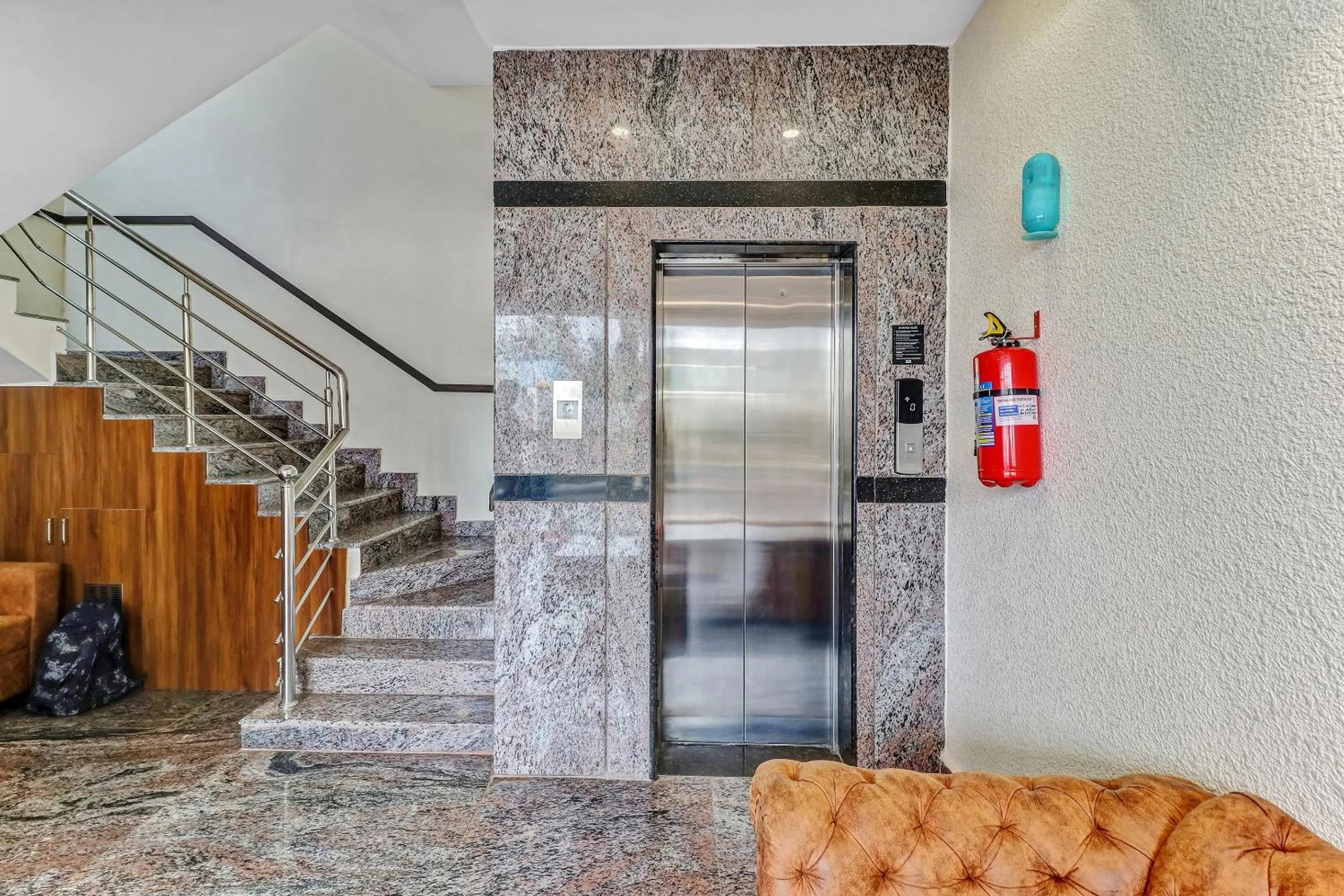 Lobby or reception in Capital O Safari Rooms Near Snow City