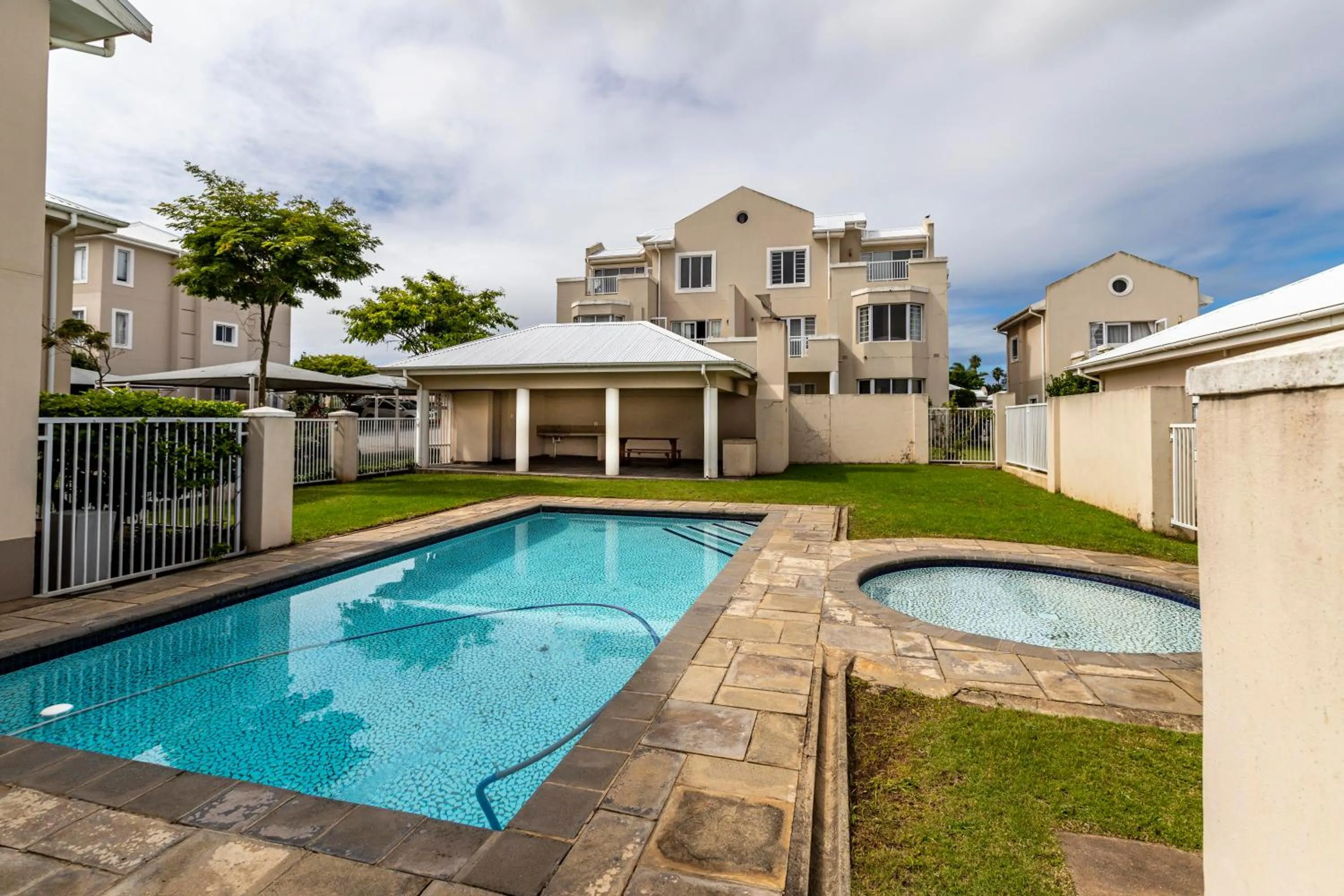 Pool view in Modern Executive Unit