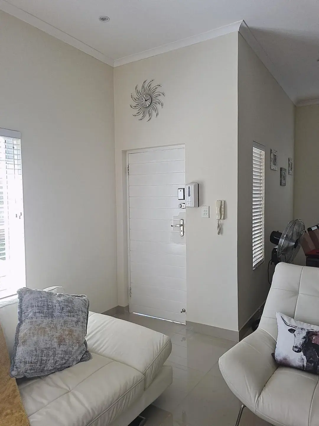 Facade/entrance in Modern Executive Unit Facade/entrance in Modern Executive Unit