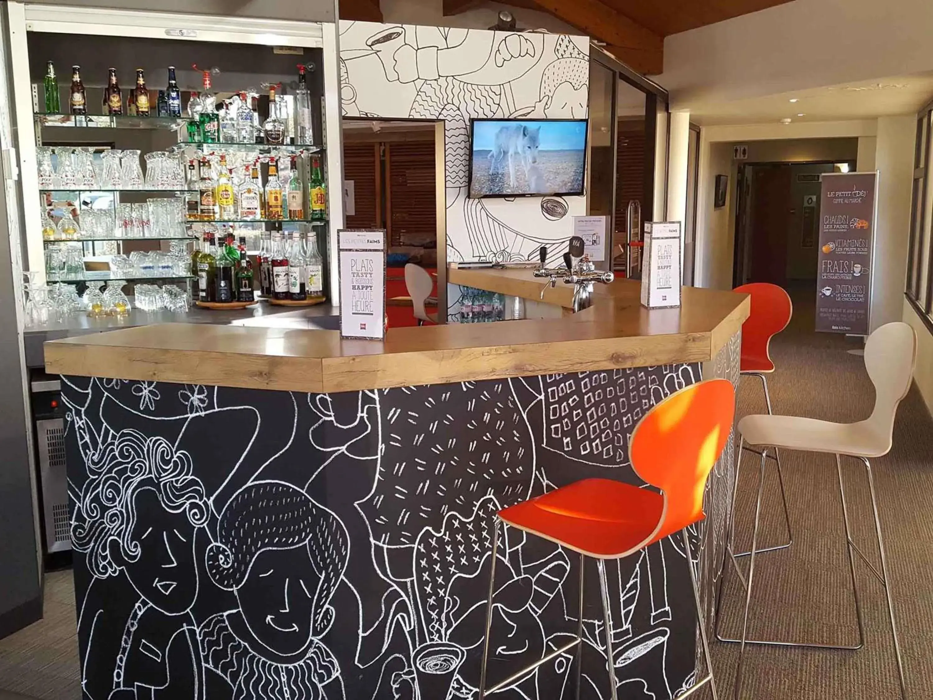 Lounge or bar in Ibis Angoulême Nord Lounge or bar in Ibis Angoulême Nord