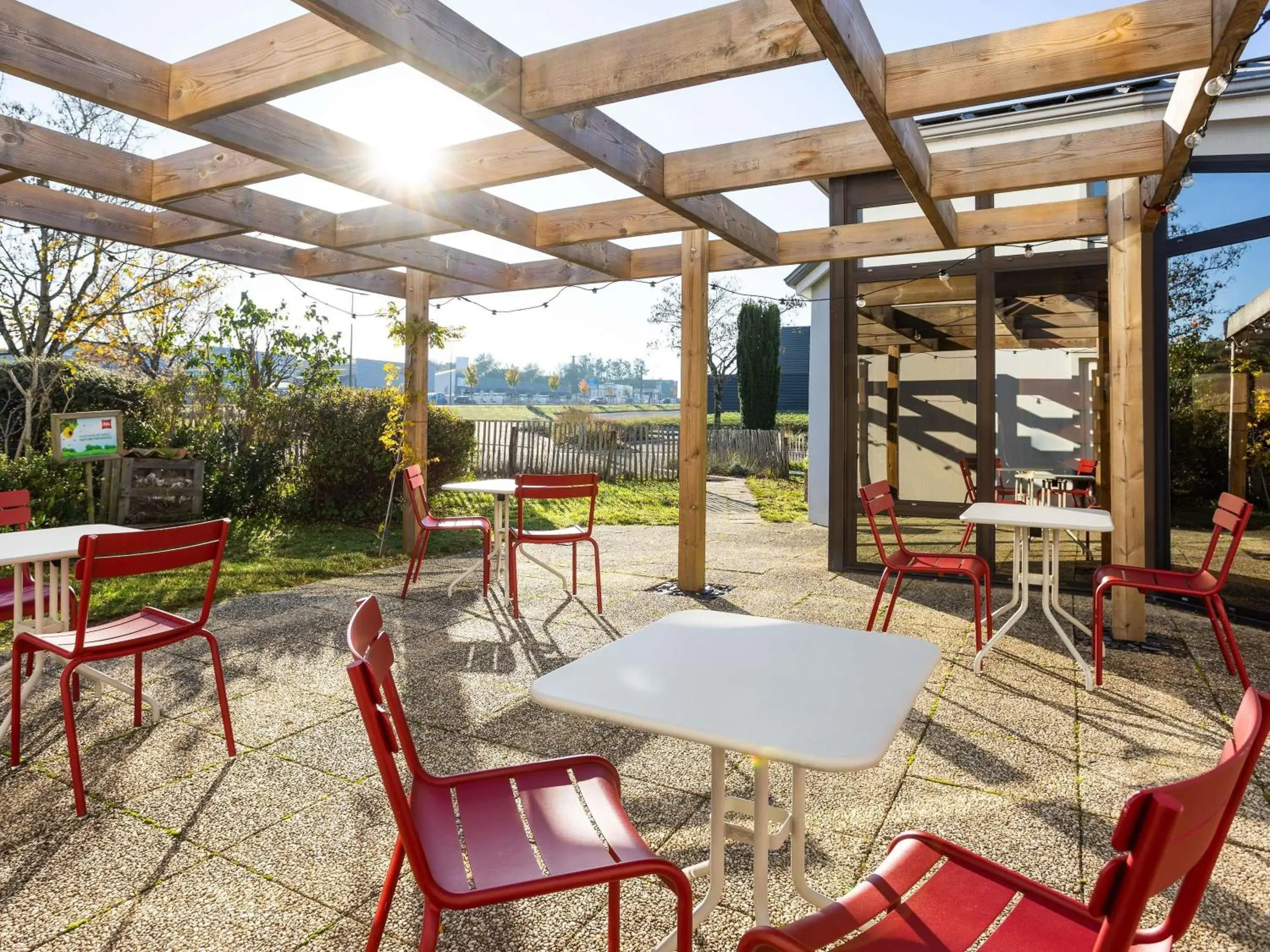 Lounge or bar in Ibis Angoulême Nord Lounge or bar in Ibis Angoulême Nord