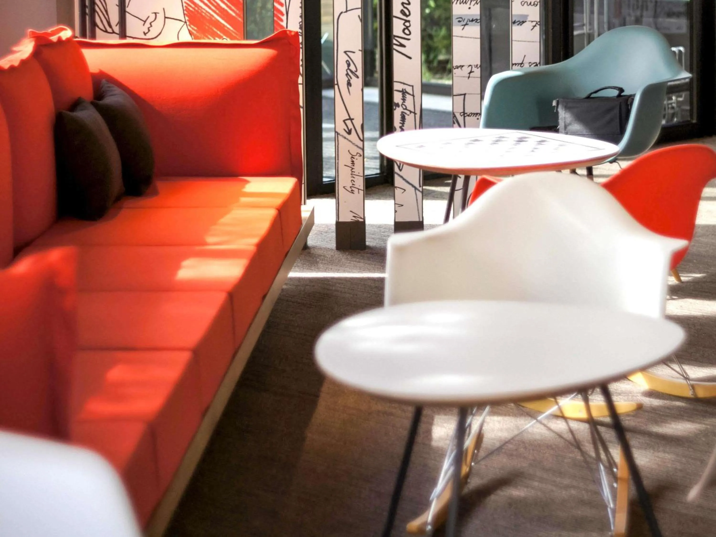 Lounge or bar in Ibis Angoulême Nord