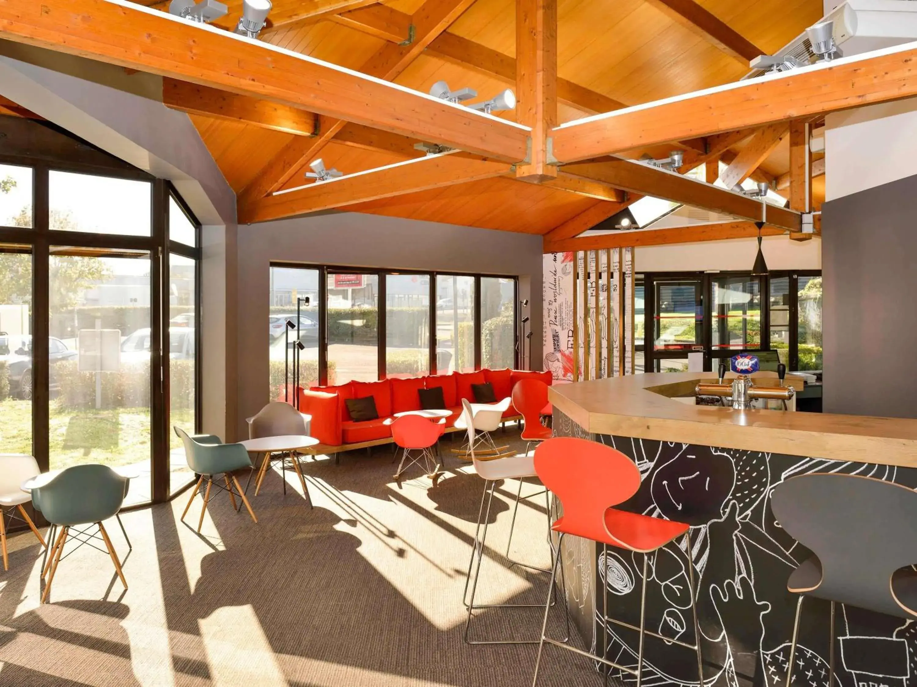 Lounge or bar in Ibis Angoulême Nord Lounge or bar in Ibis Angoulême Nord