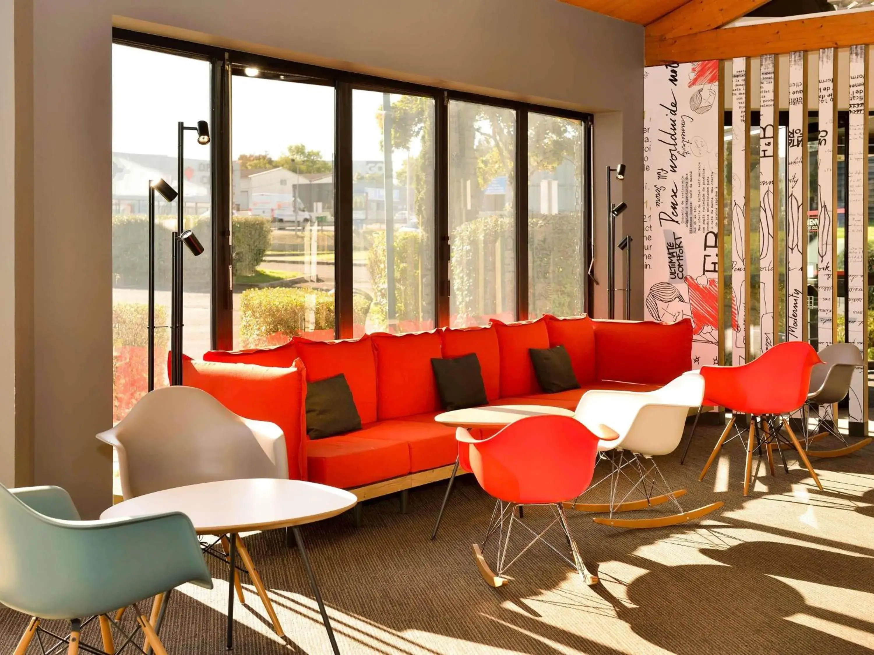 Lounge or bar in Ibis Angoulême Nord Lounge or bar in Ibis Angoulême Nord