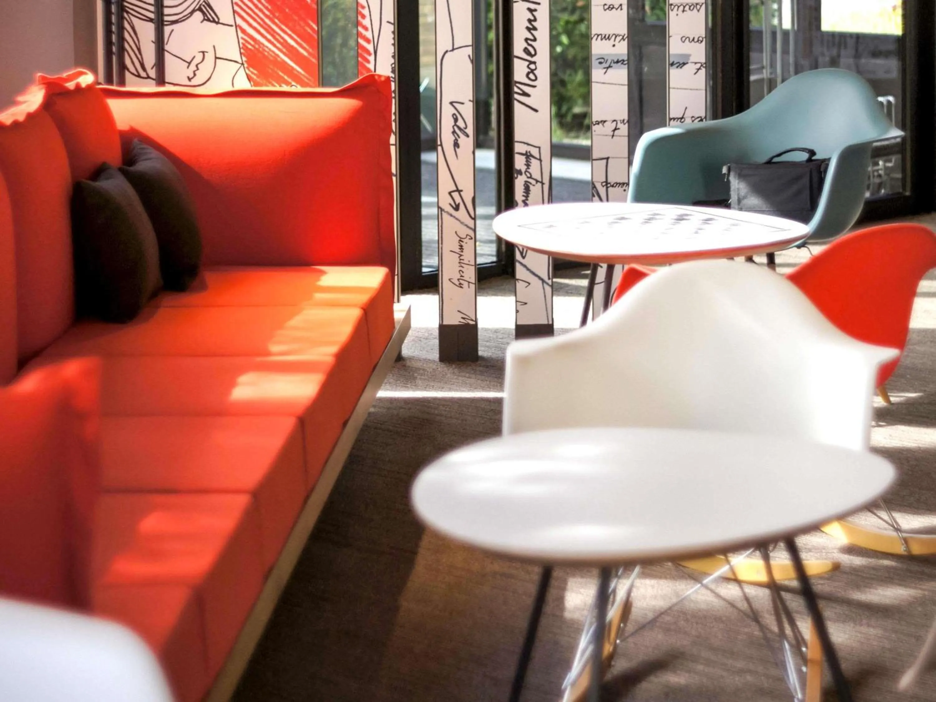 Lounge or bar in Ibis Angoulême Nord