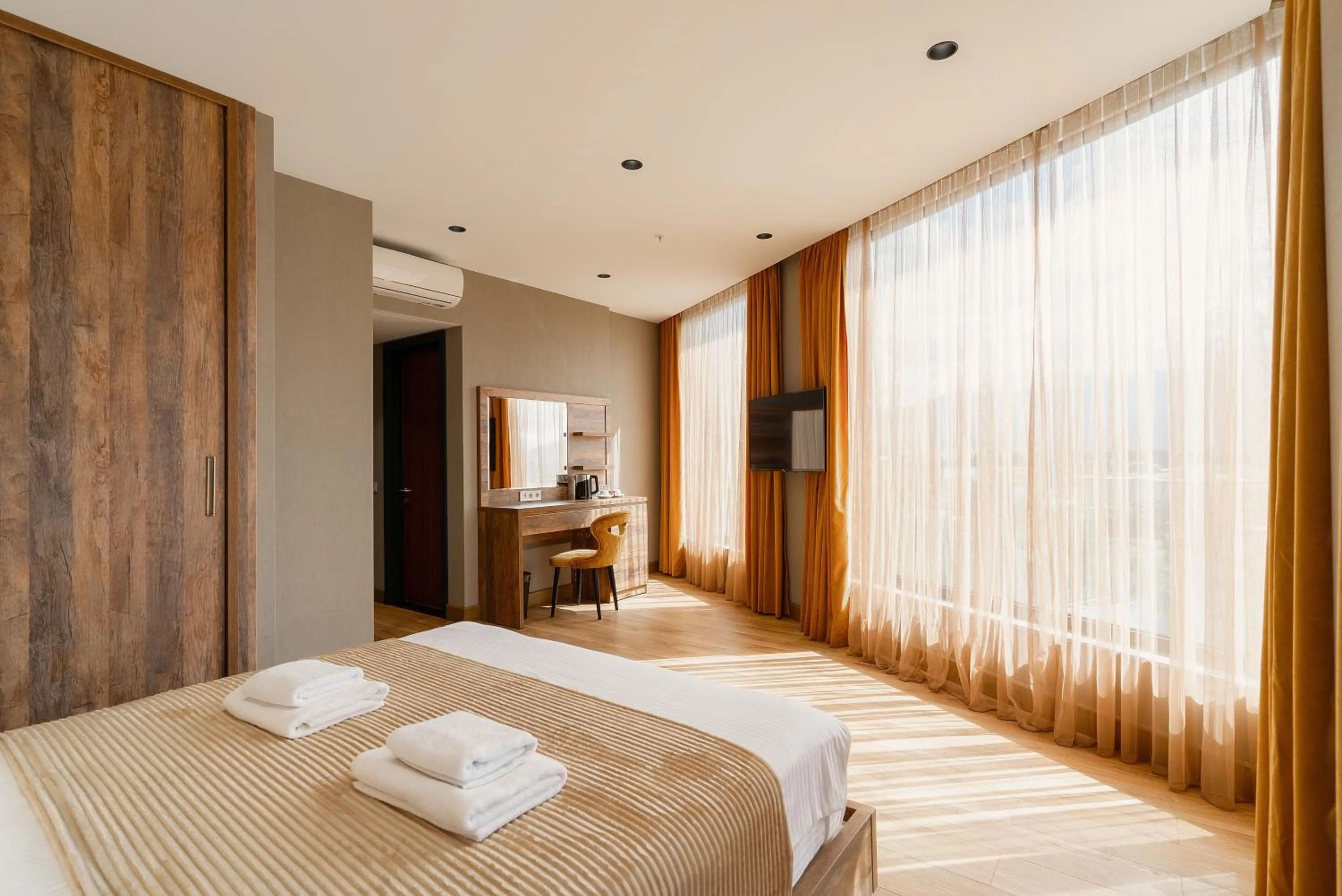 Photo of the whole room, Bed in Cozy Loft Hotel