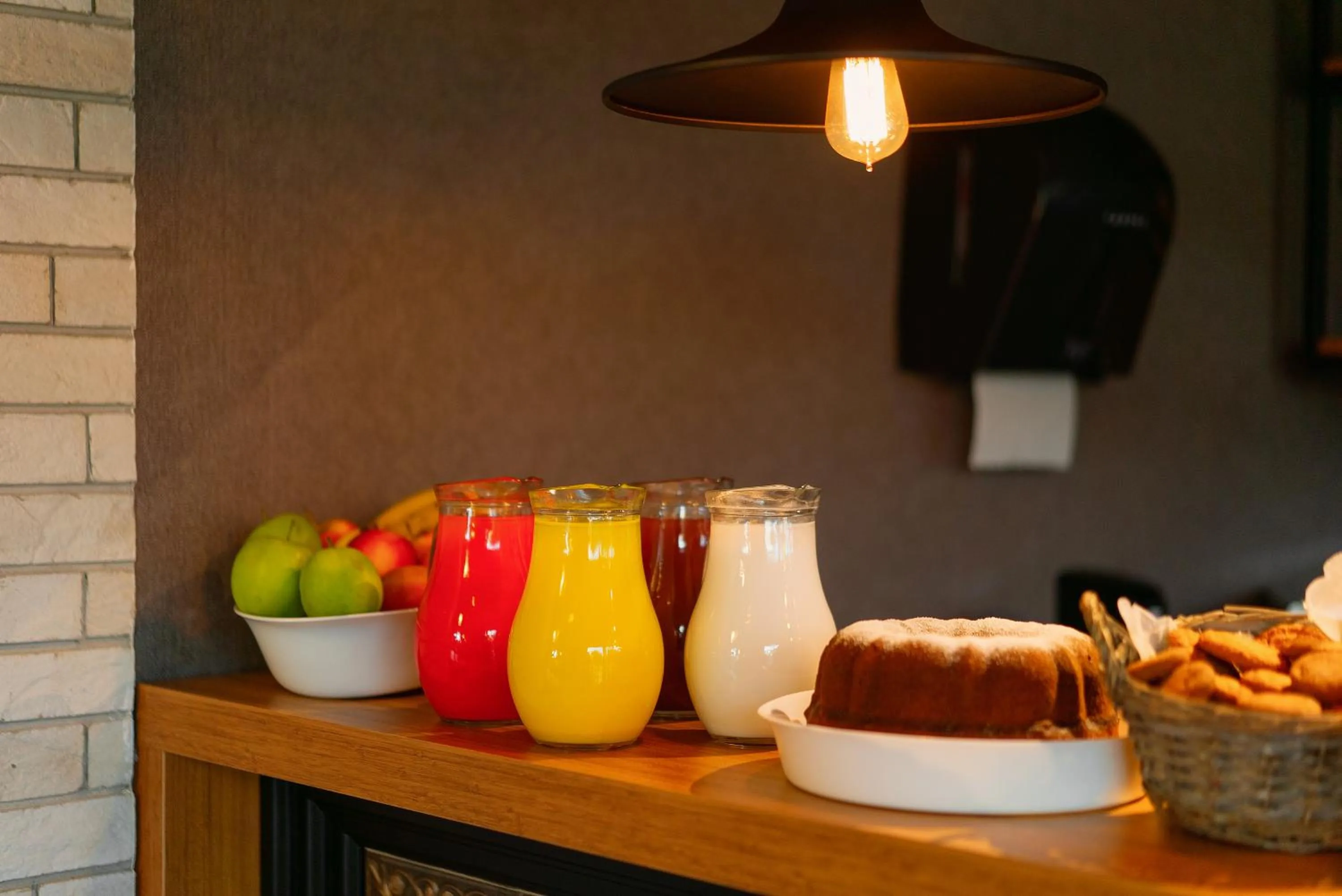 Restaurant/places to eat in Cozy Loft Hotel