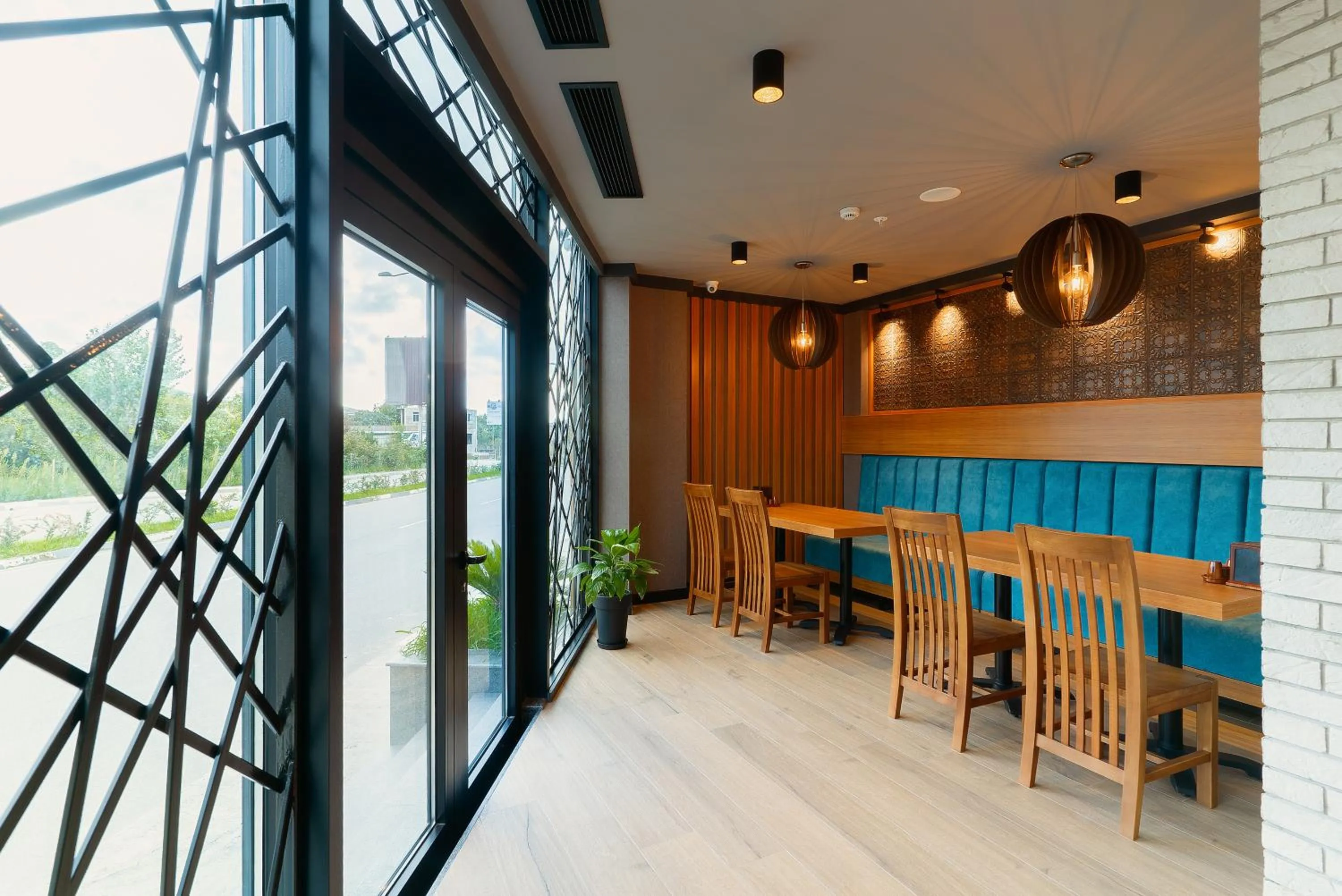Restaurant/places to eat in Cozy Loft Hotel