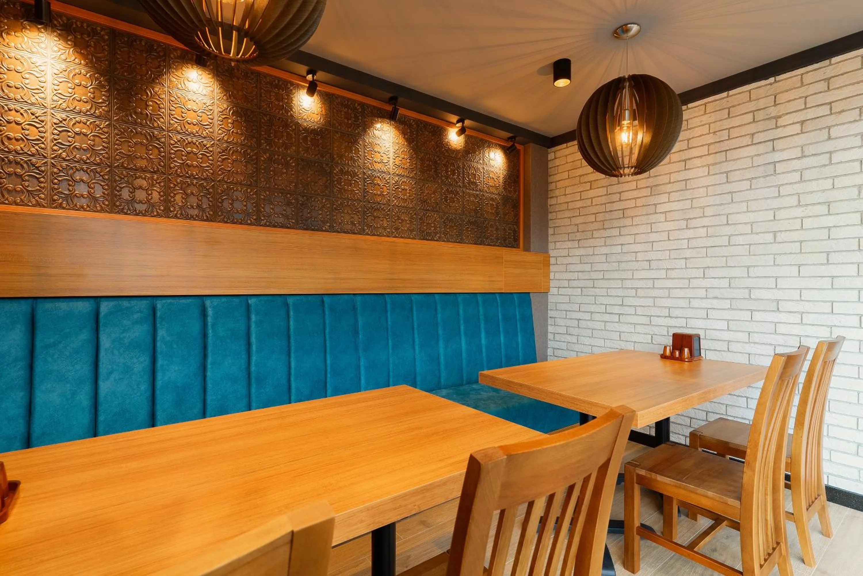 Restaurant/places to eat in Cozy Loft Hotel