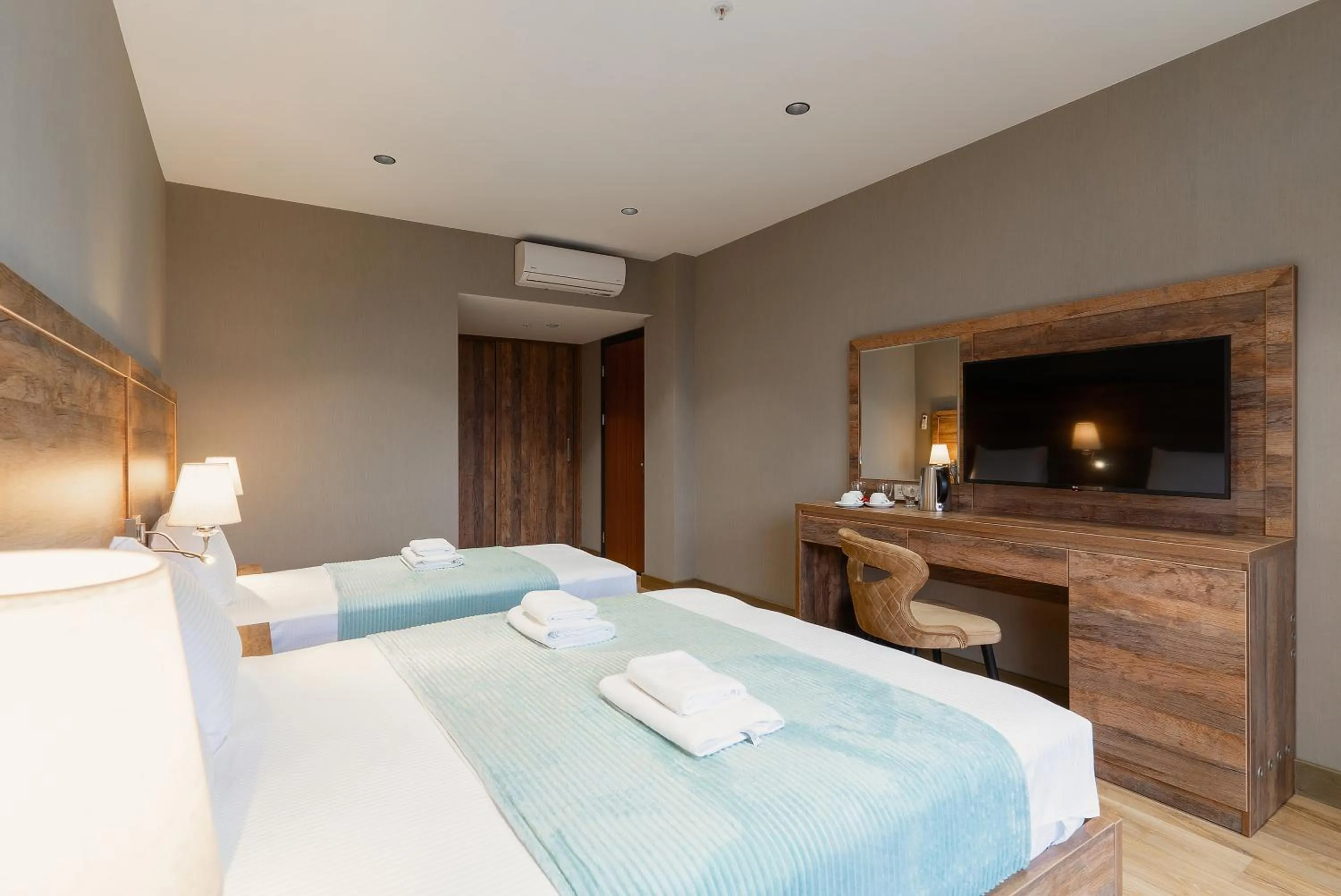 Photo of the whole room, Bed in Cozy Loft Hotel
