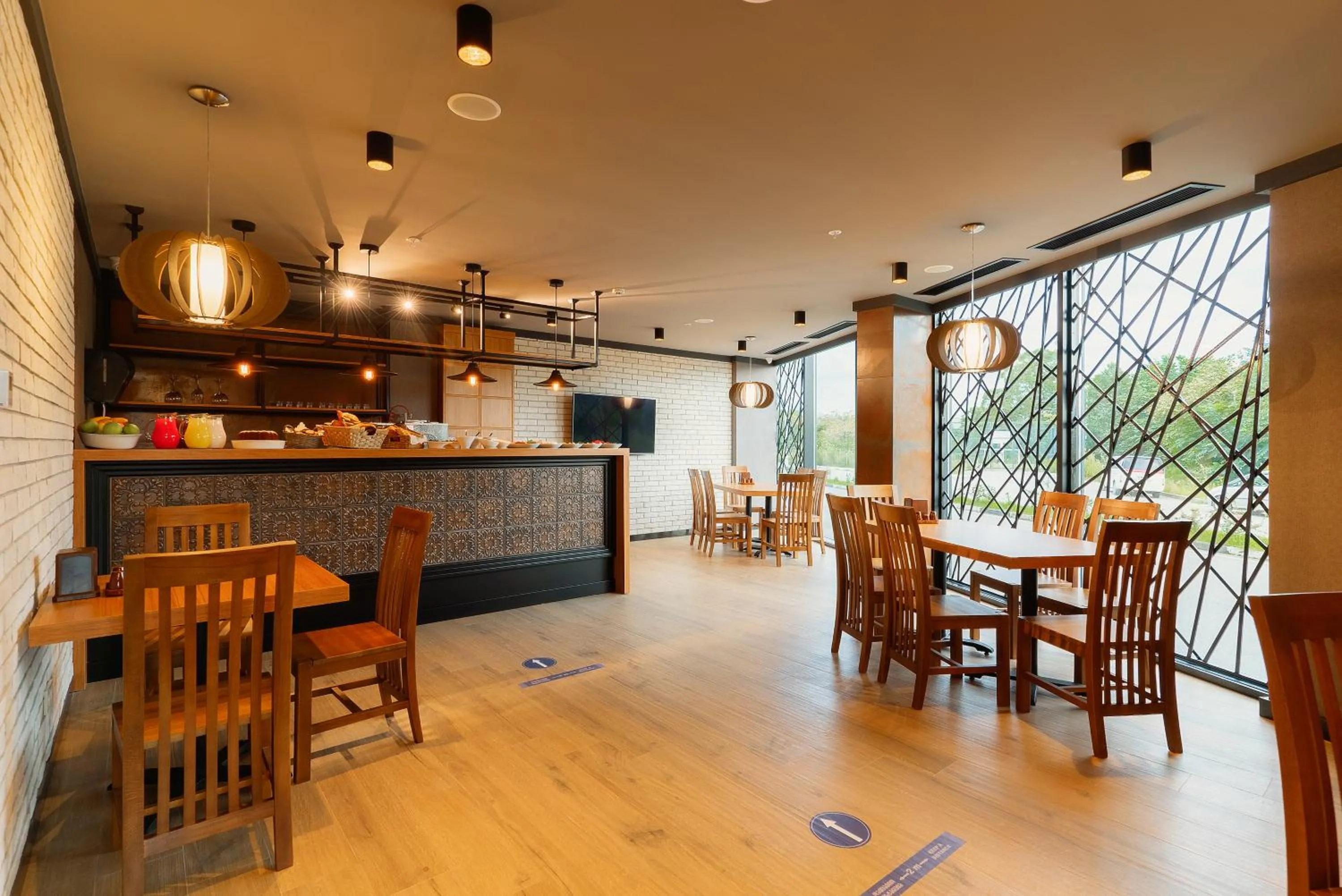 Restaurant/places to eat in Cozy Loft Hotel