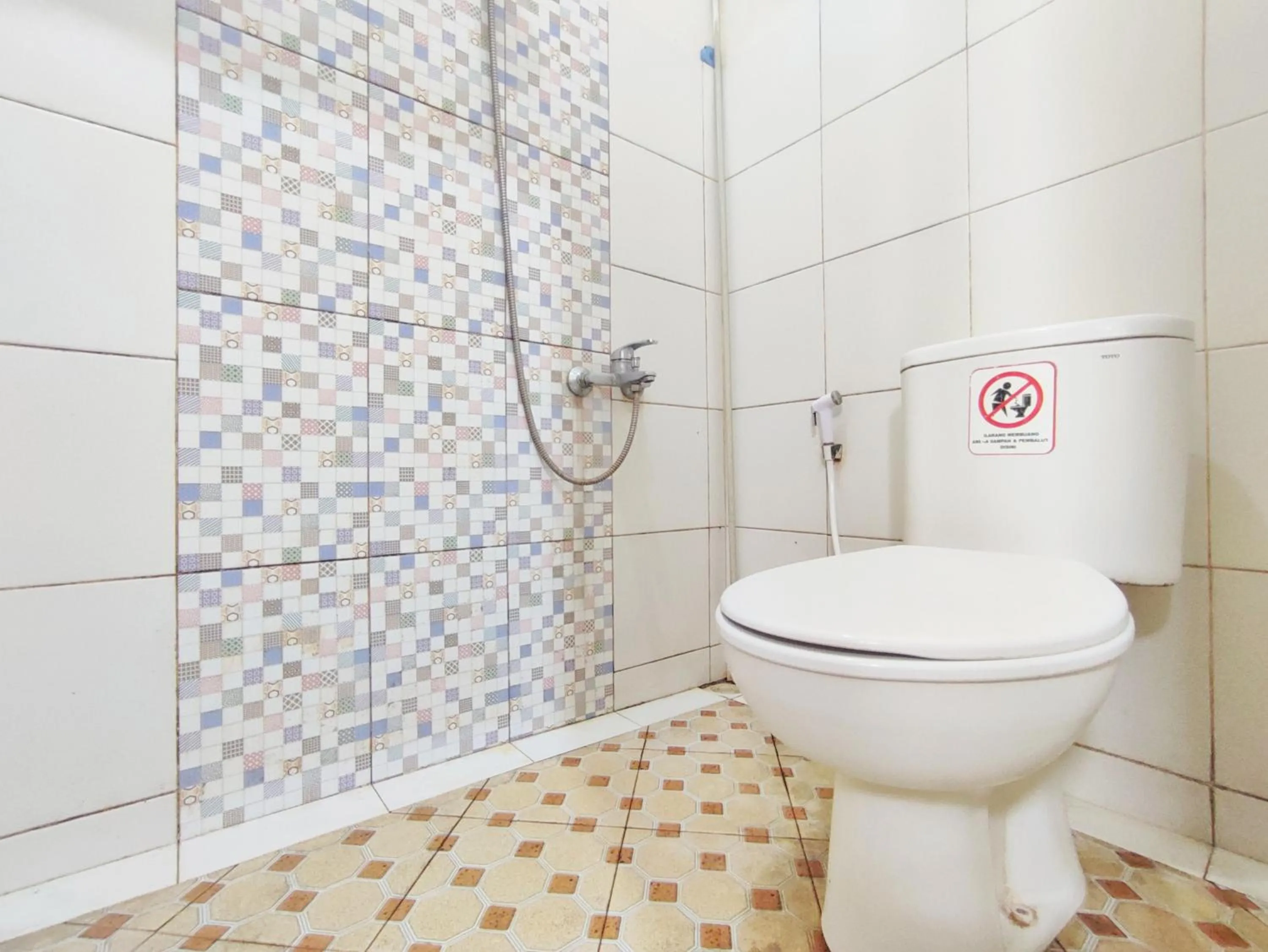 Bathroom in Happy Syariah Hotel near Jombor Mitra RedDoorz