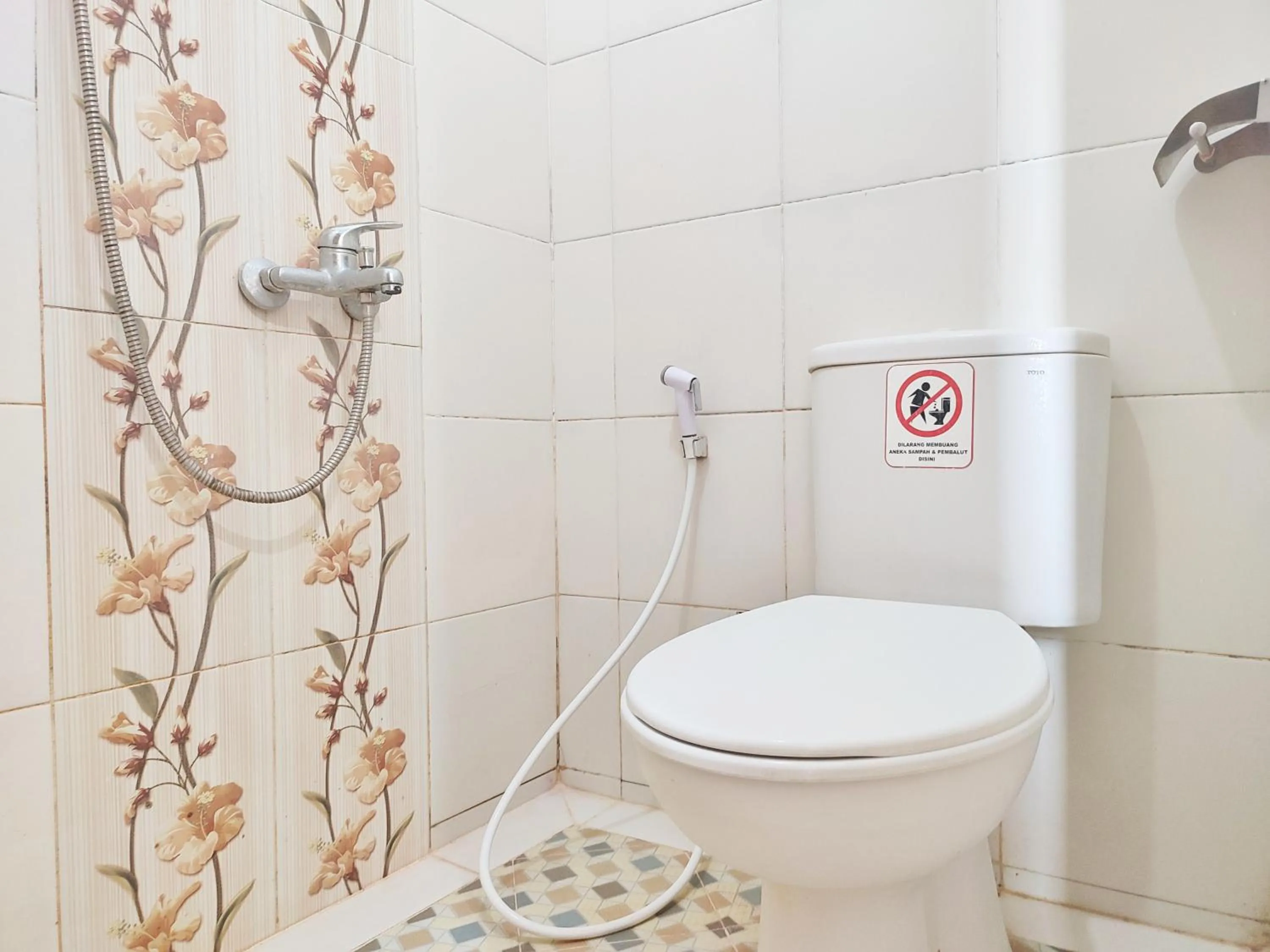 Bathroom in Happy Syariah Hotel near Jombor Mitra RedDoorz