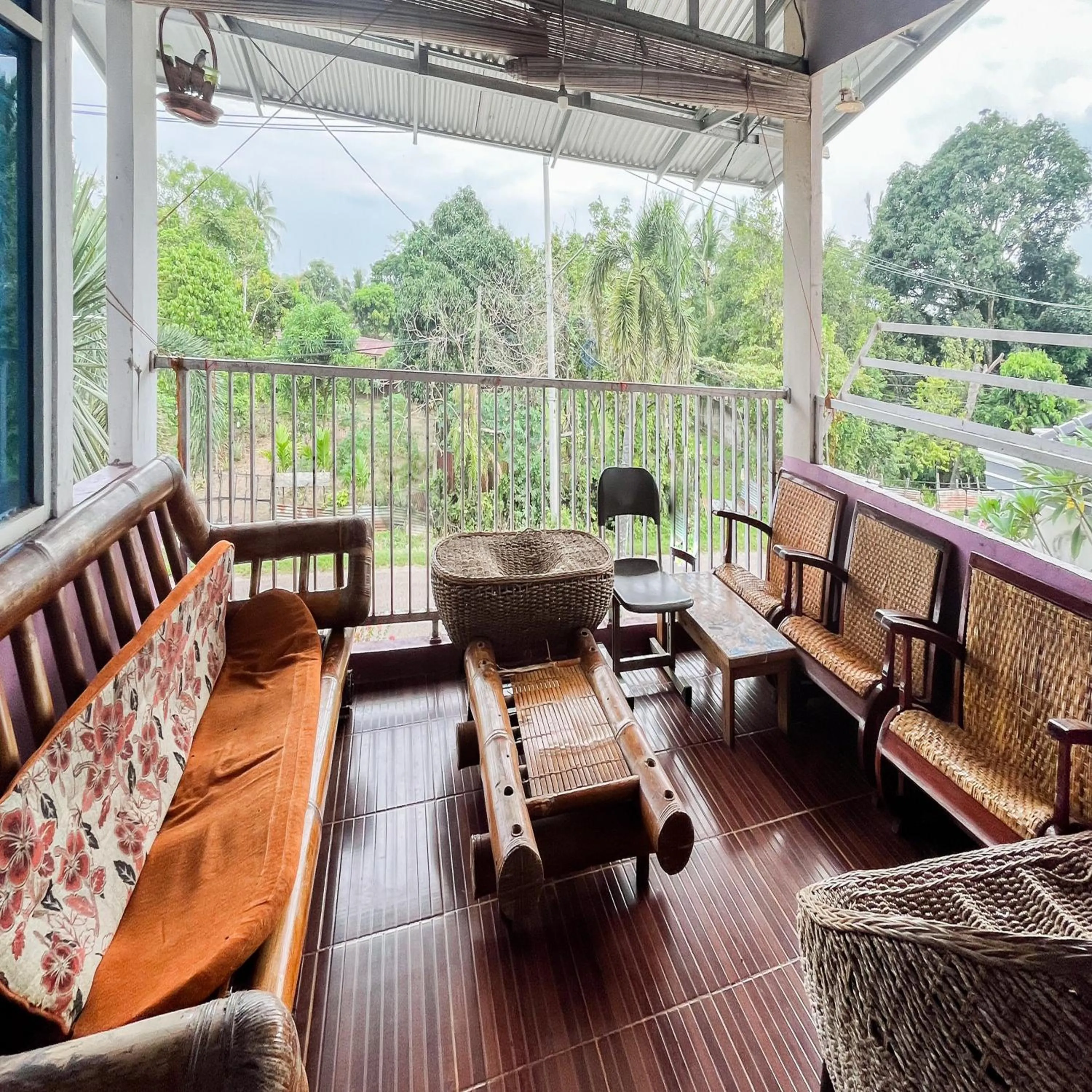 Seating area in Graha Dirham Mitra RedDoorz