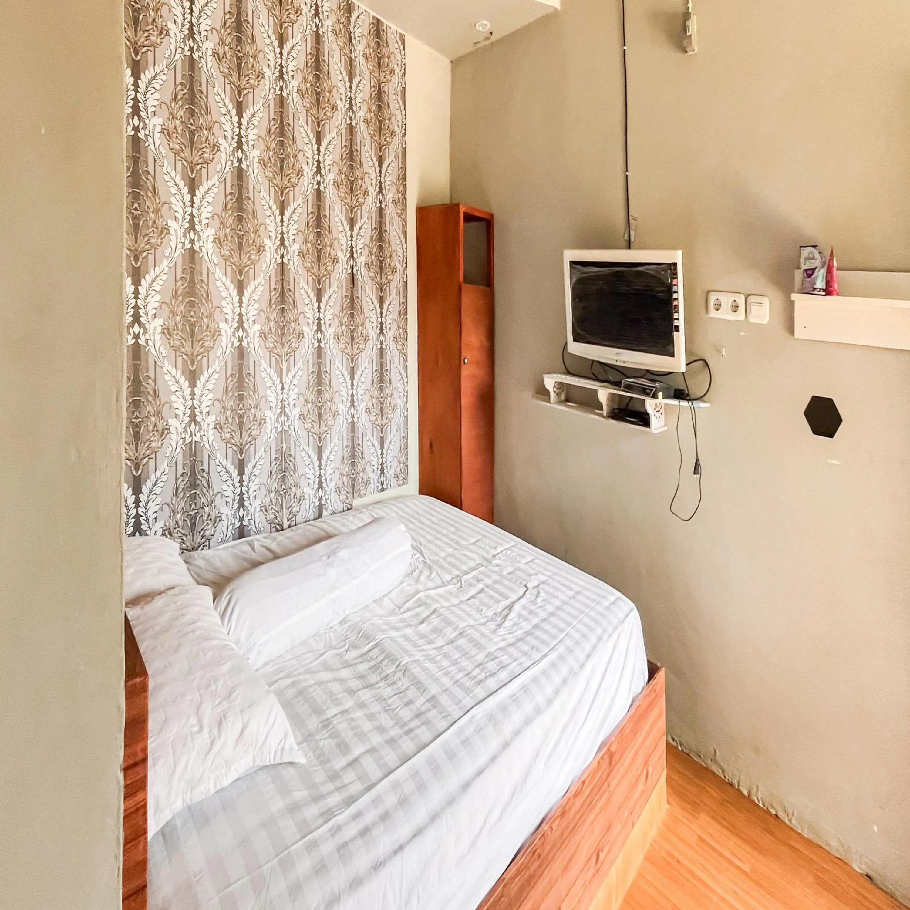 Bedroom, Bed in Graha Dirham Mitra RedDoorz
