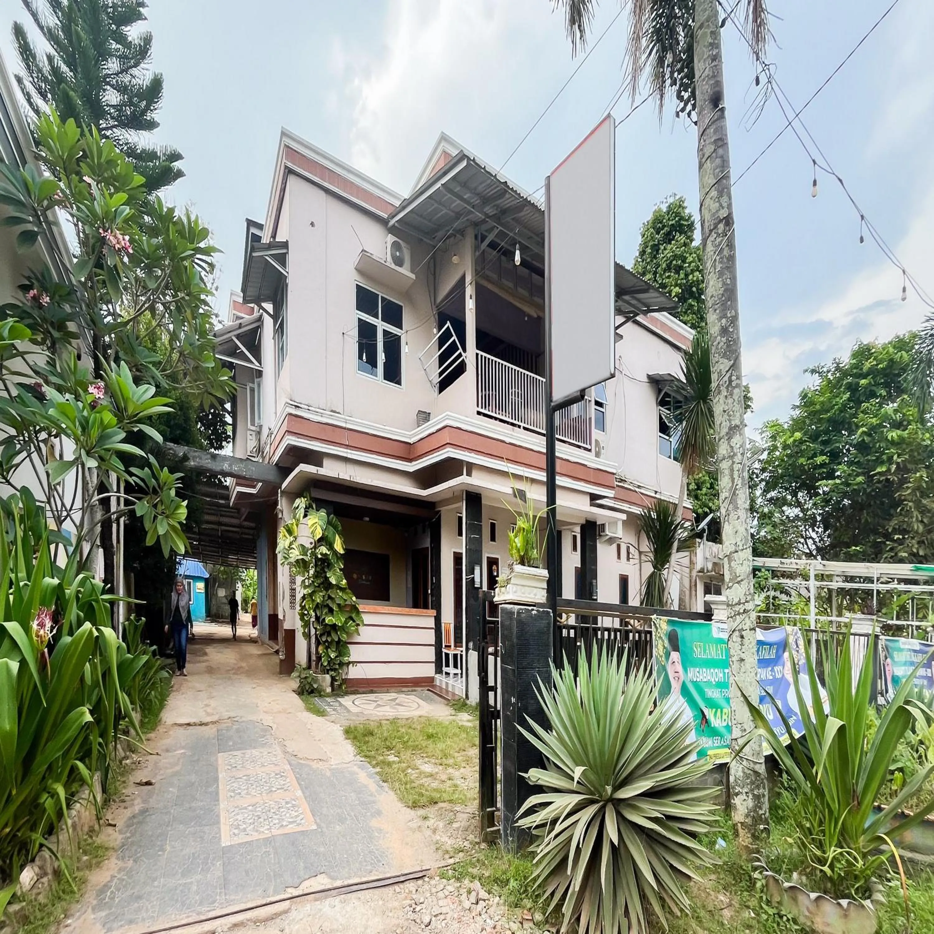 Facade/entrance in Graha Dirham Mitra RedDoorz