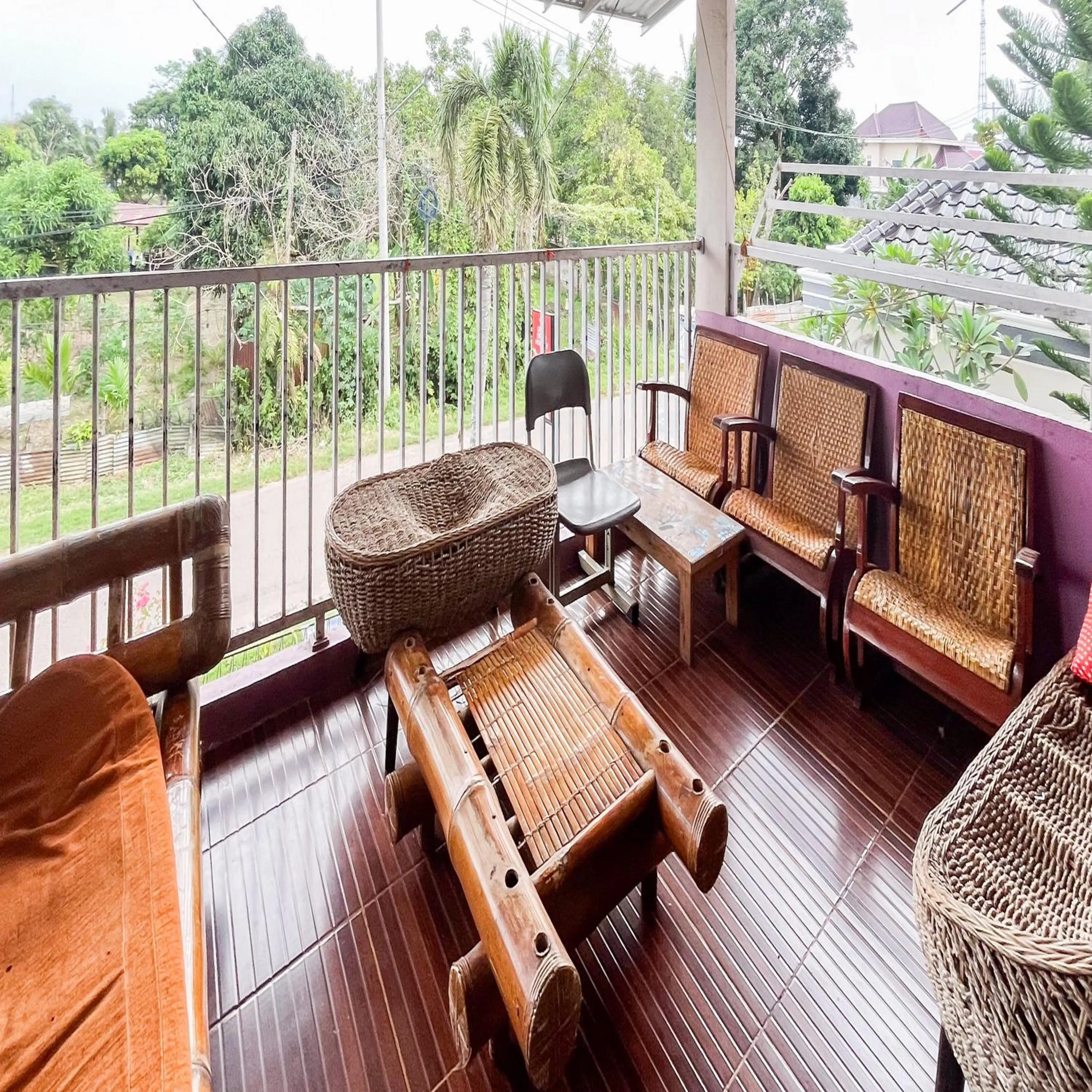 Seating area in Graha Dirham Mitra RedDoorz
