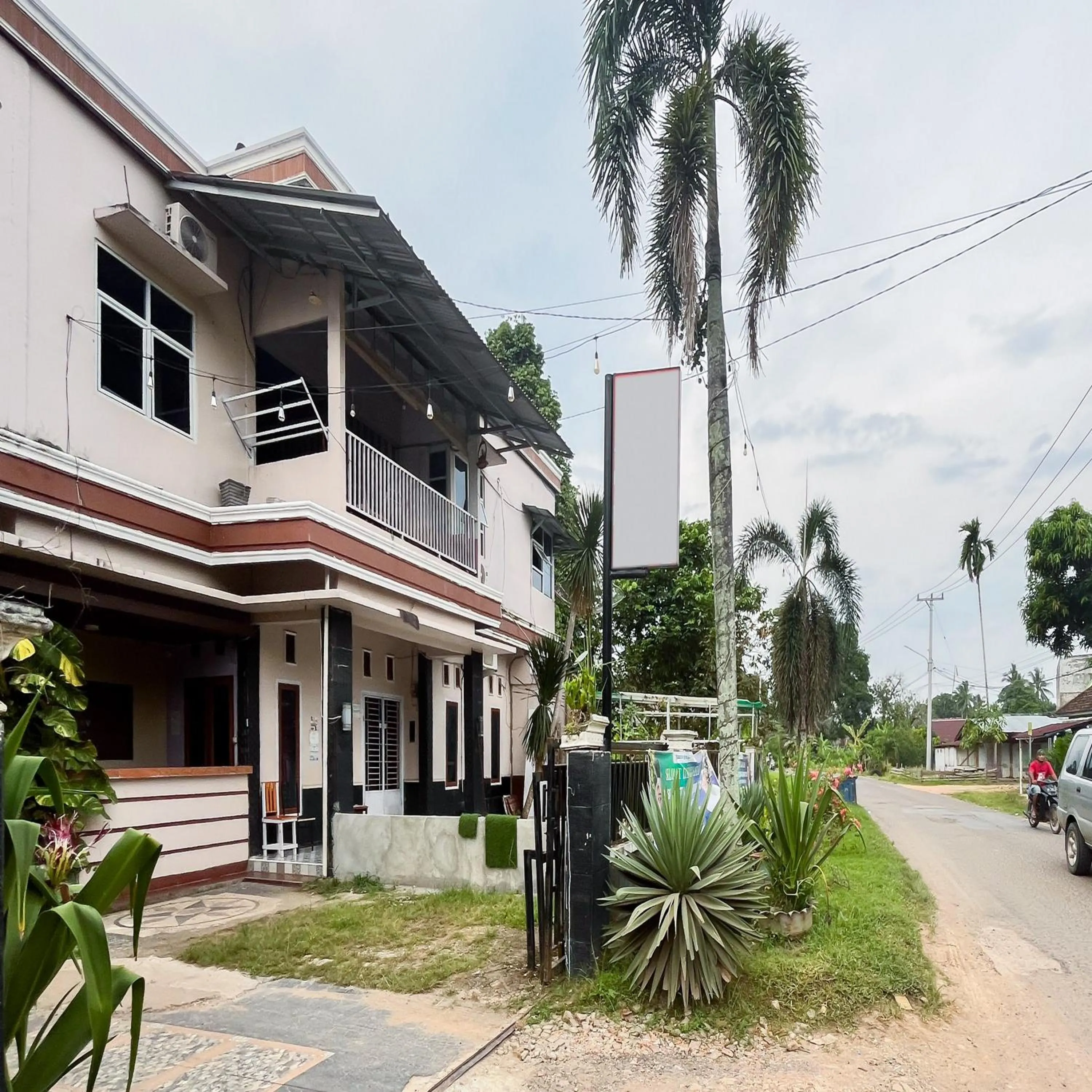 Facade/entrance in Graha Dirham Mitra RedDoorz