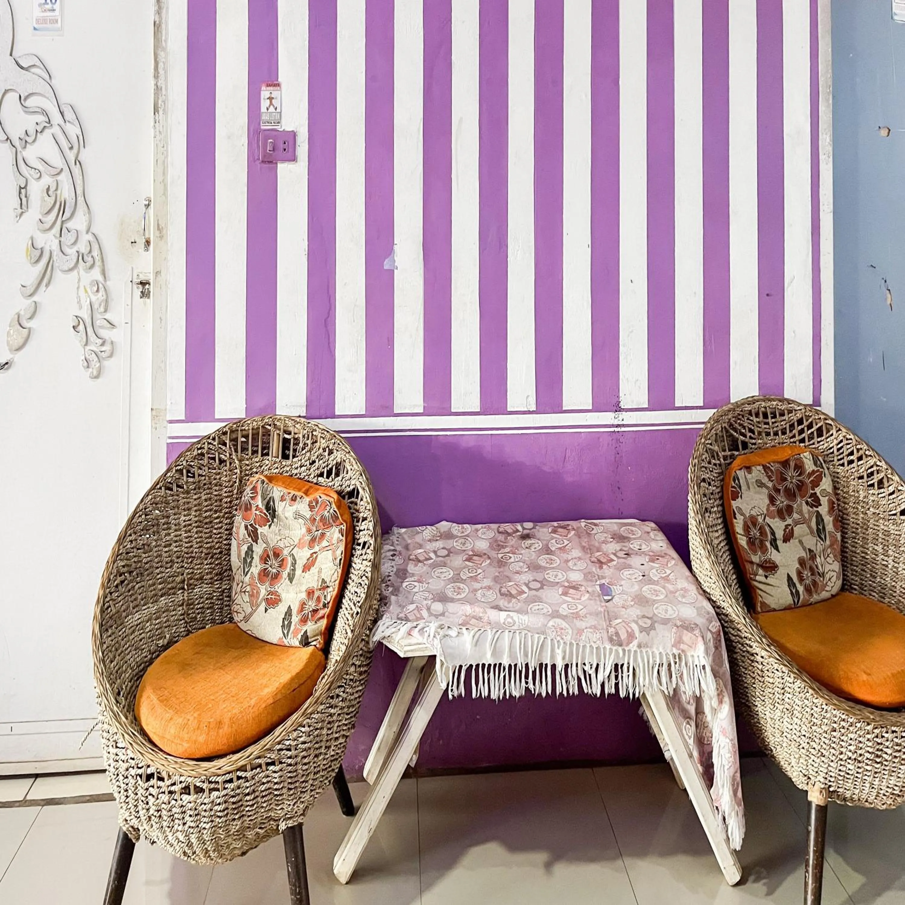 Seating area in Graha Dirham Mitra RedDoorz