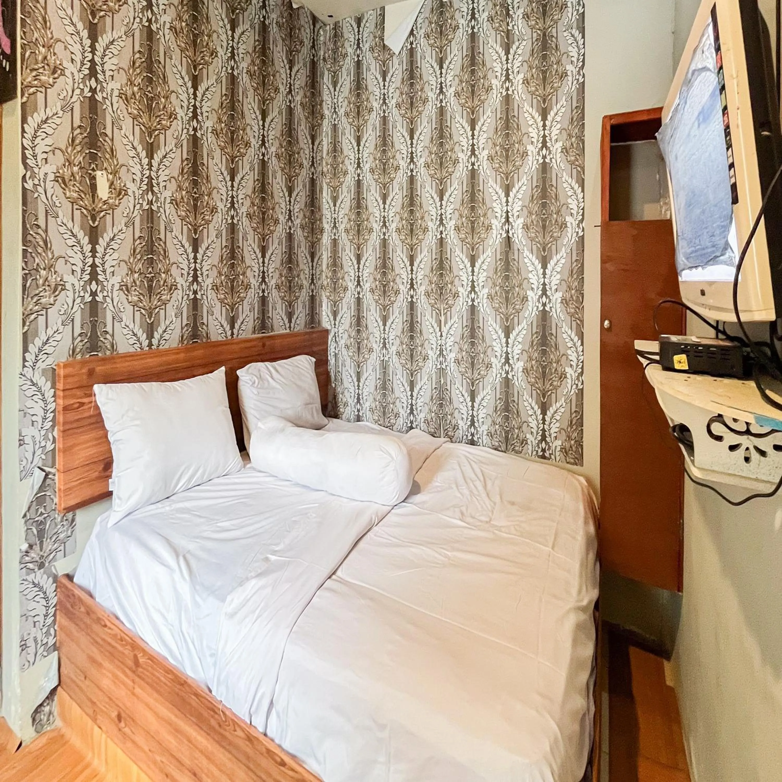 Bedroom, Bed in Graha Dirham Mitra RedDoorz