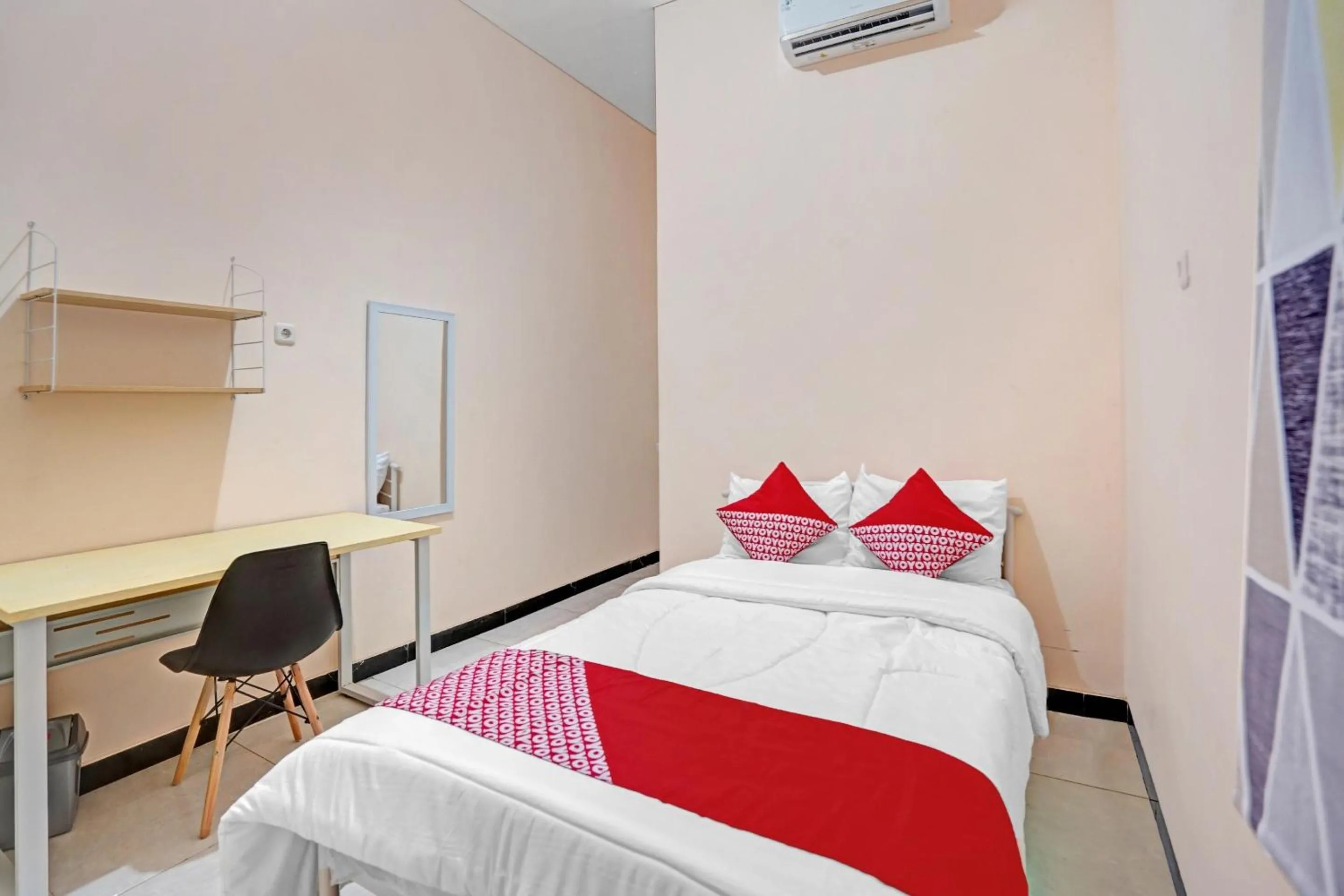 Bedroom, Bed in OYO Life 90649 Raja Residence Syariah