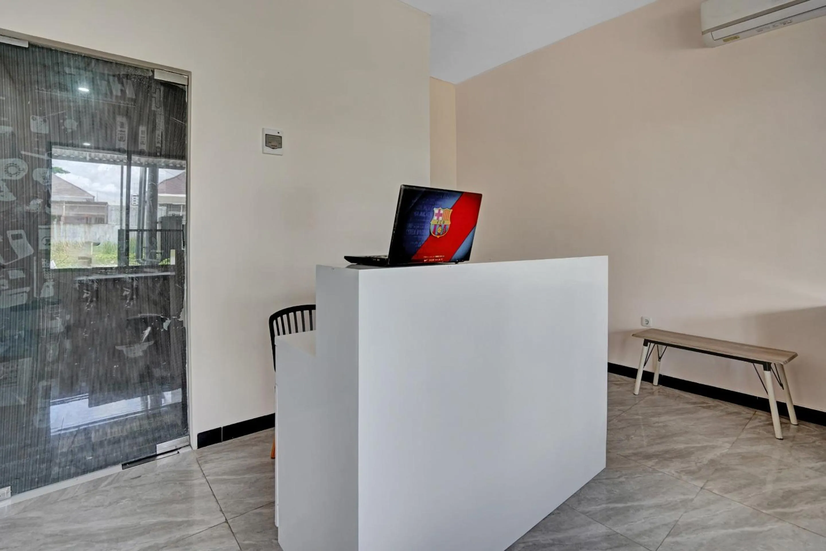 Lobby or reception in OYO Life 90649 Raja Residence Syariah