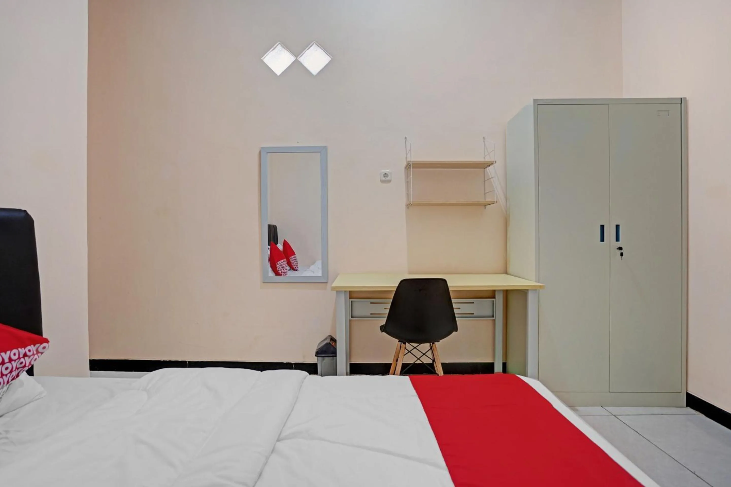 Bedroom, Bed in OYO Life 90649 Raja Residence Syariah