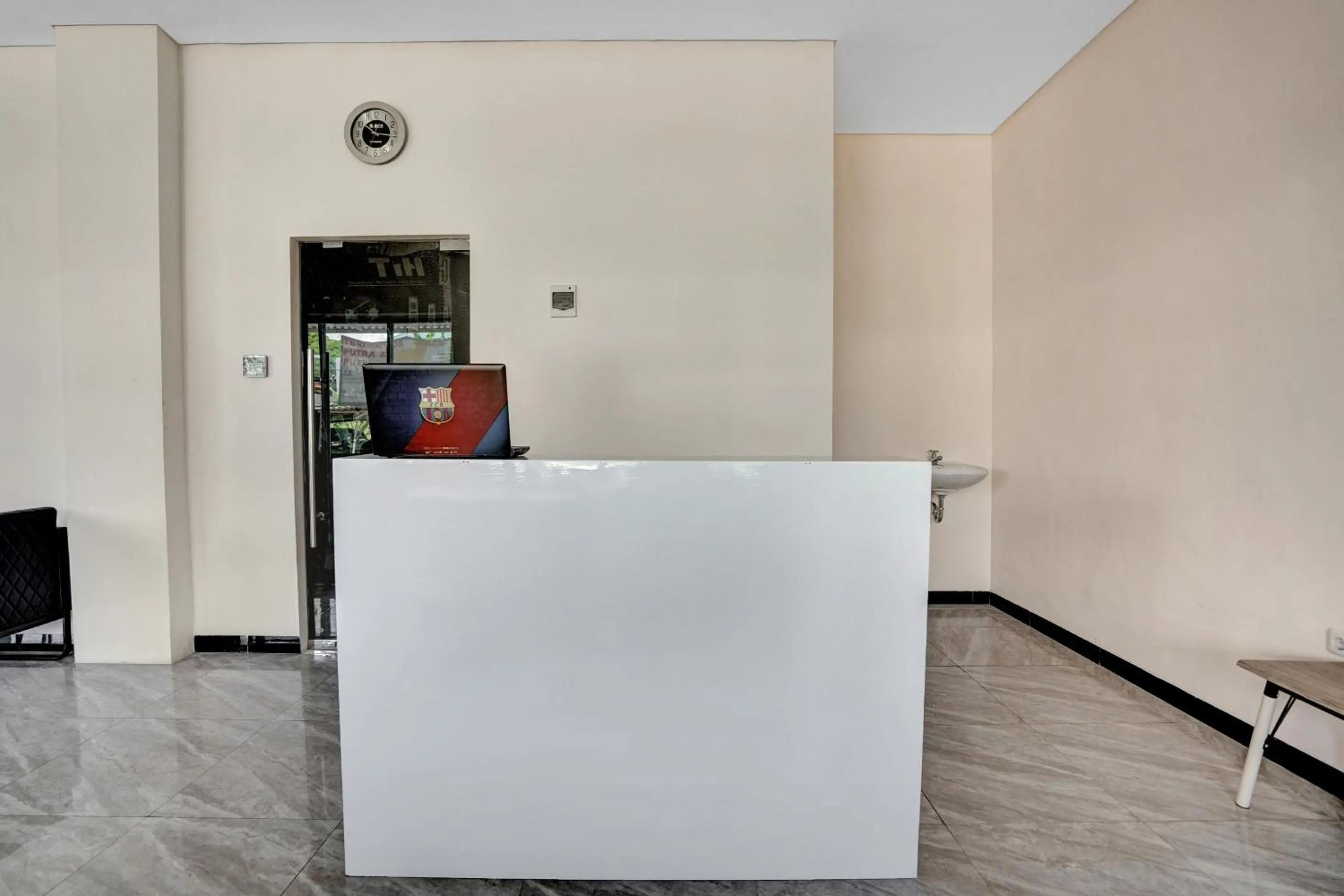 Lobby or reception in OYO Life 90649 Raja Residence Syariah