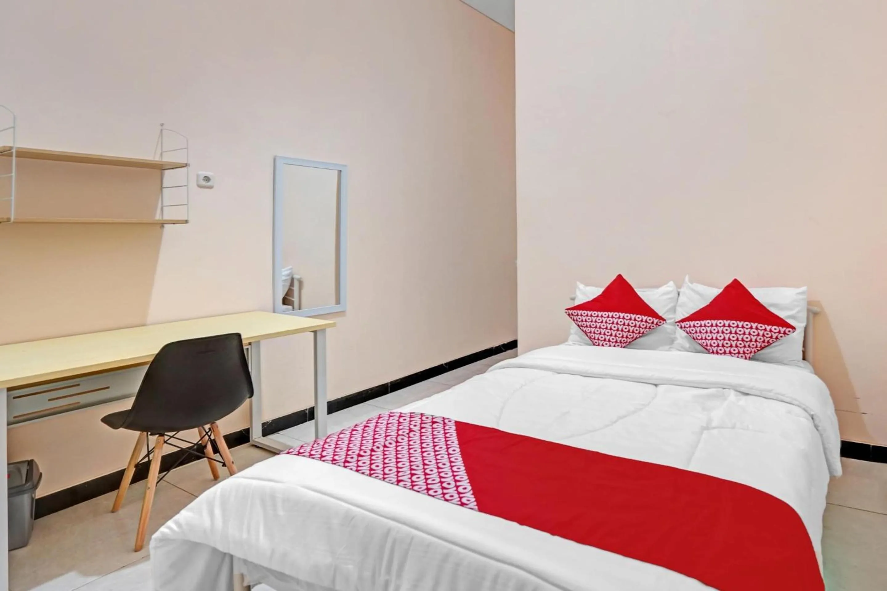 Bedroom, Bed in OYO Life 90649 Raja Residence Syariah