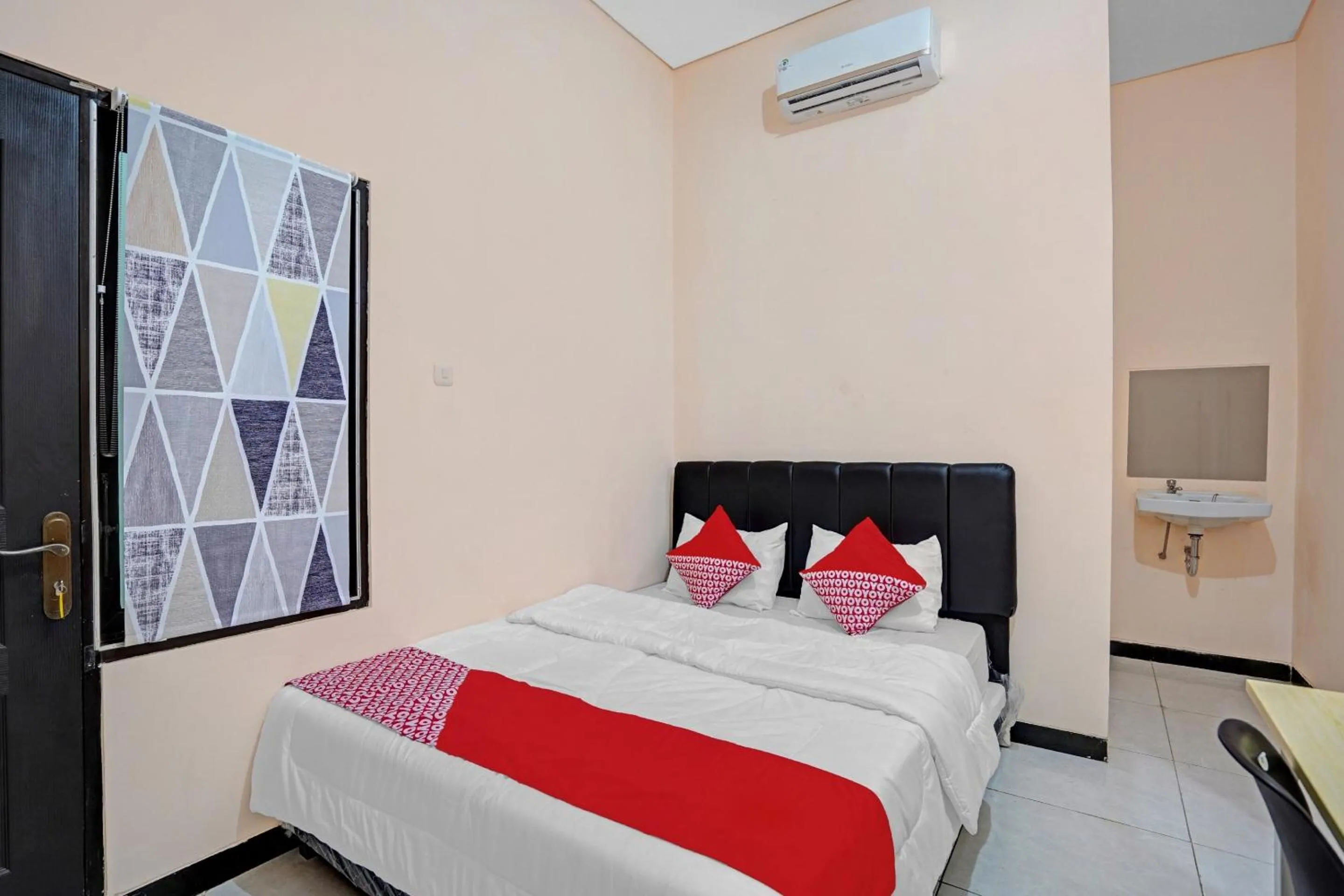 Bedroom, Bed in OYO Life 90649 Raja Residence Syariah