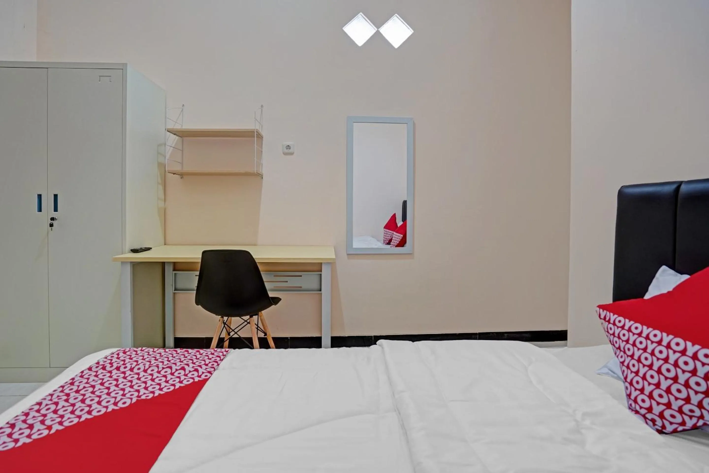 Bedroom, Bed in OYO Life 90649 Raja Residence Syariah