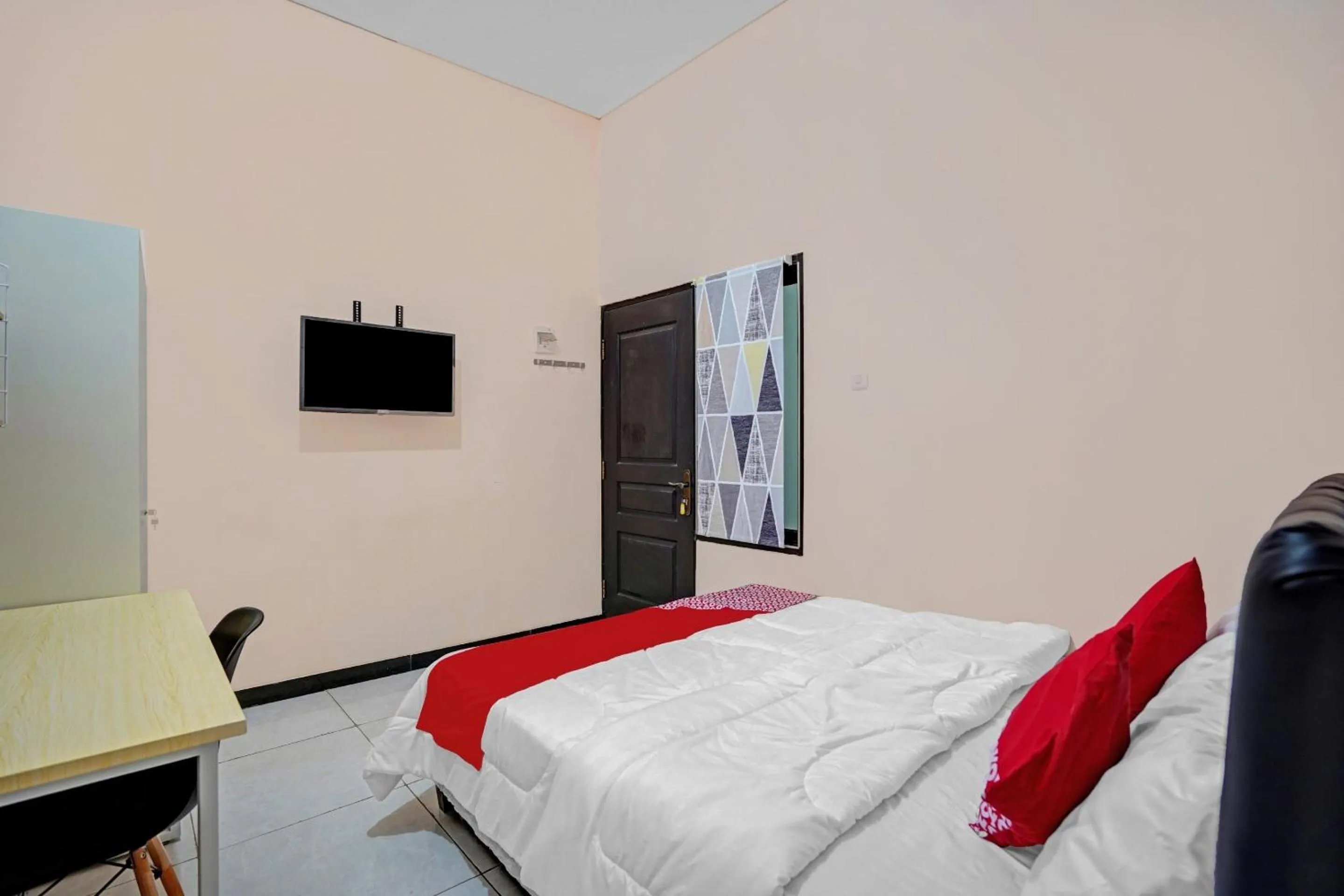 Bedroom, Bed in OYO Life 90649 Raja Residence Syariah