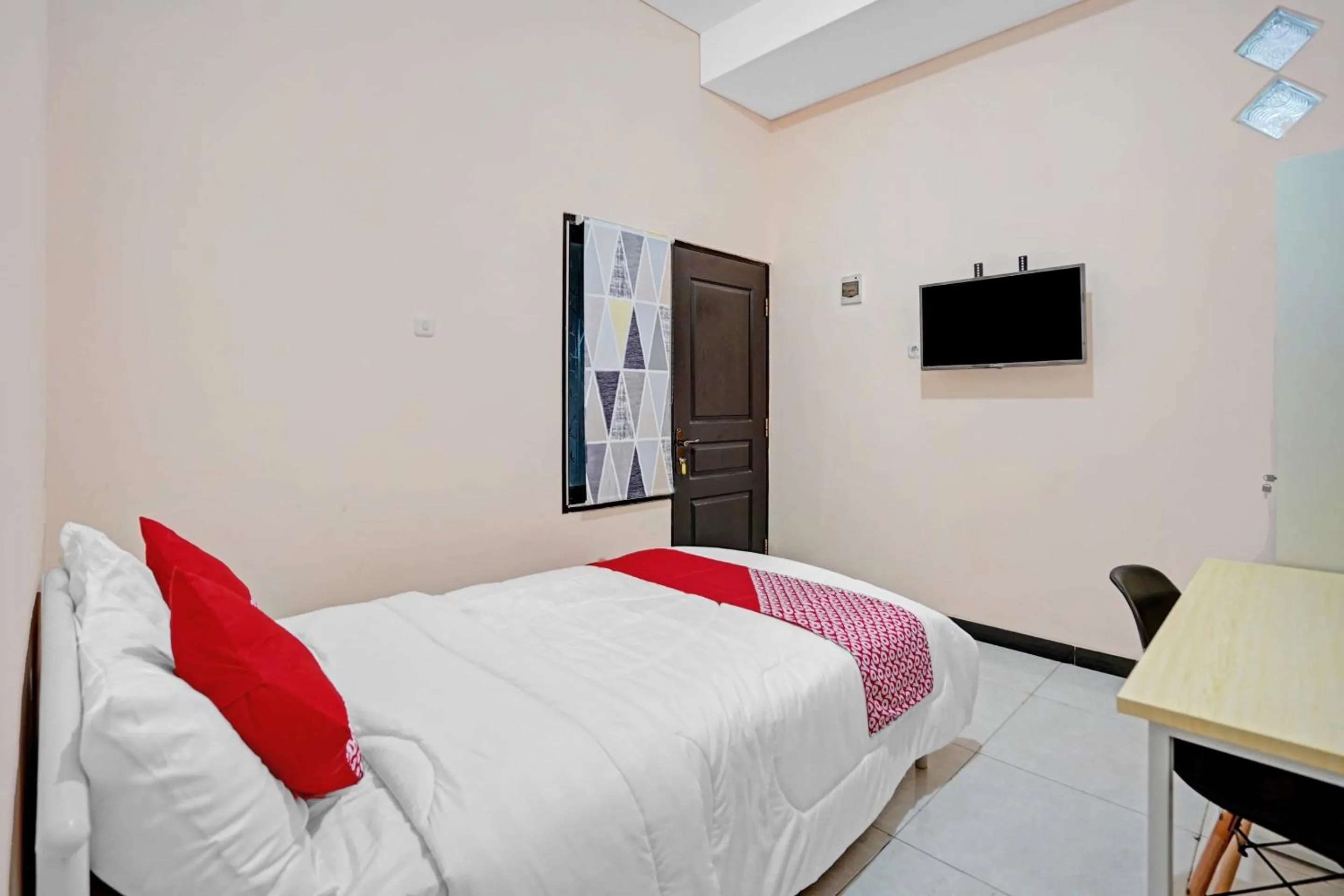 Bedroom, Bed in OYO Life 90649 Raja Residence Syariah