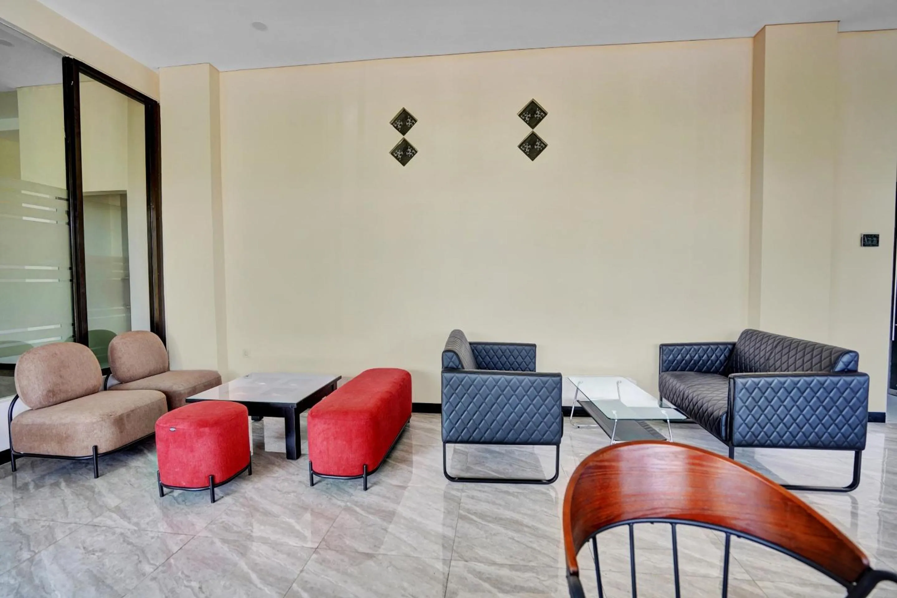 Lobby or reception in OYO Life 90649 Raja Residence Syariah