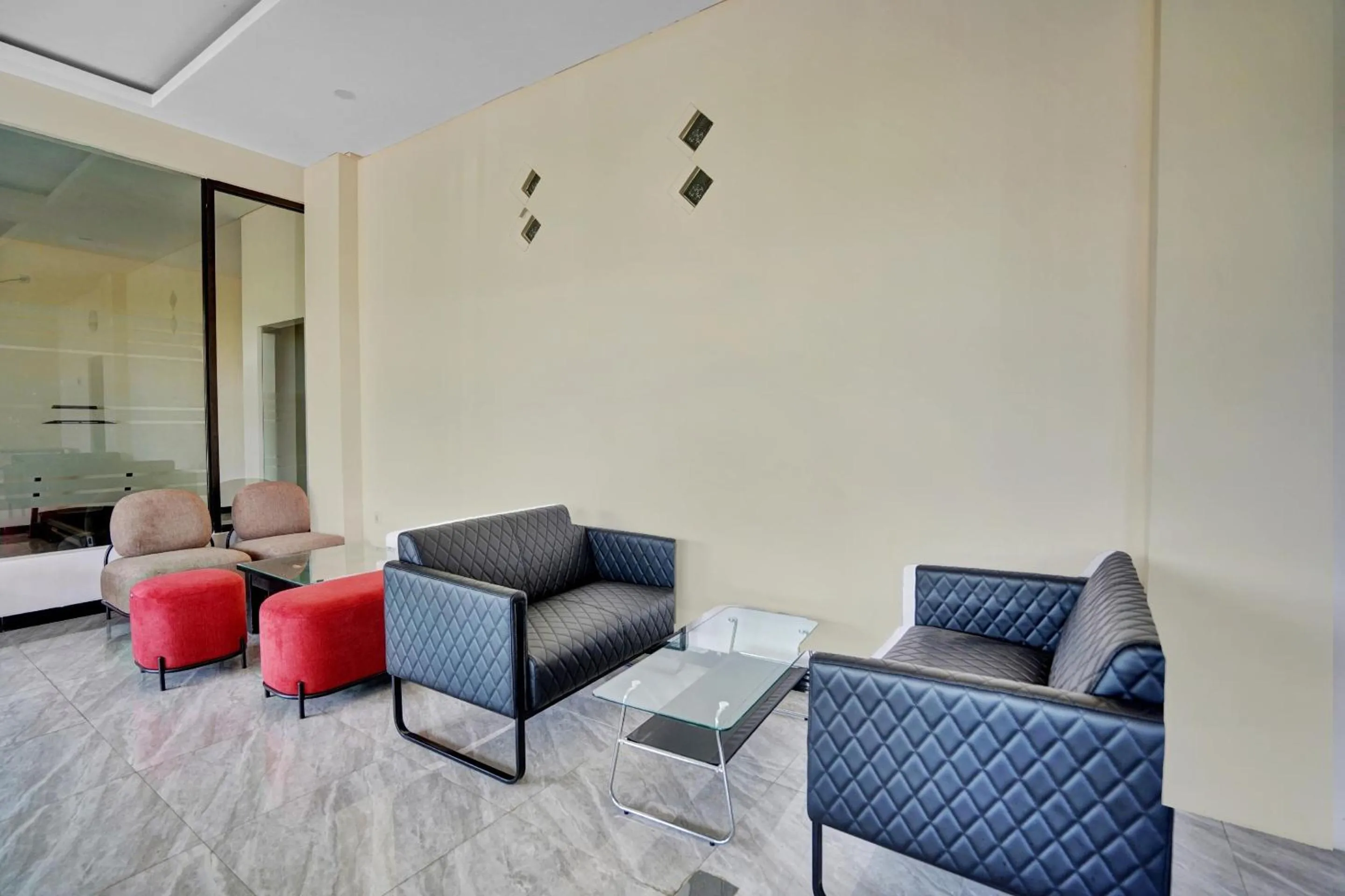 Lobby or reception in OYO Life 90649 Raja Residence Syariah