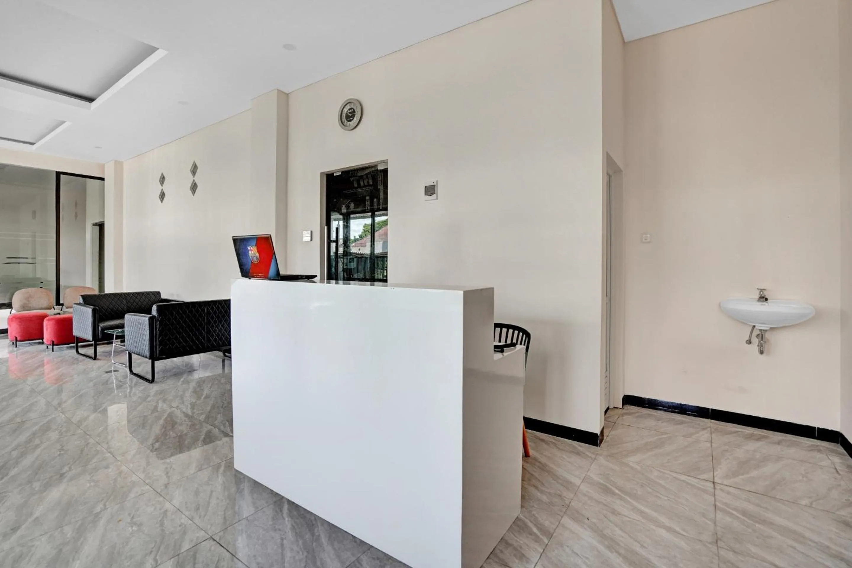 Lobby or reception in OYO Life 90649 Raja Residence Syariah