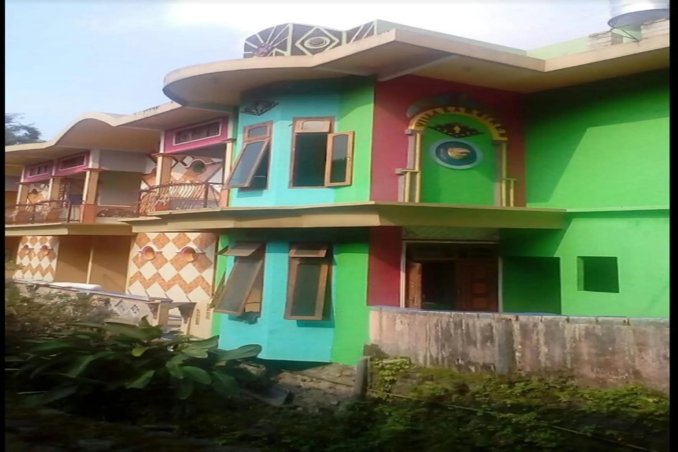 Facade/entrance in OYO Life 90646 Villa Karsinem Pasuruan