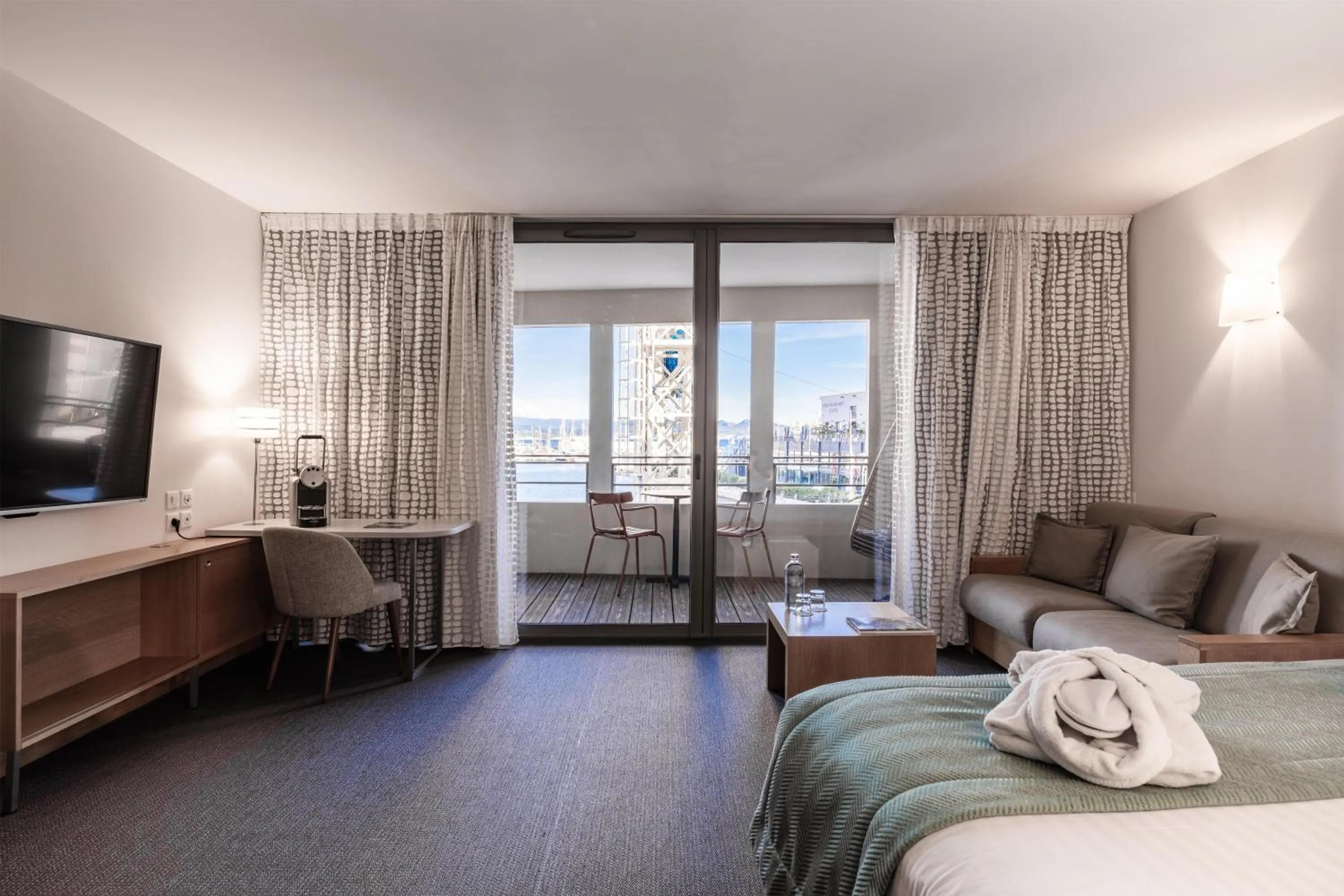 View (from property/room), Bed in Best Western Premier Hôtel du Vieux-Port