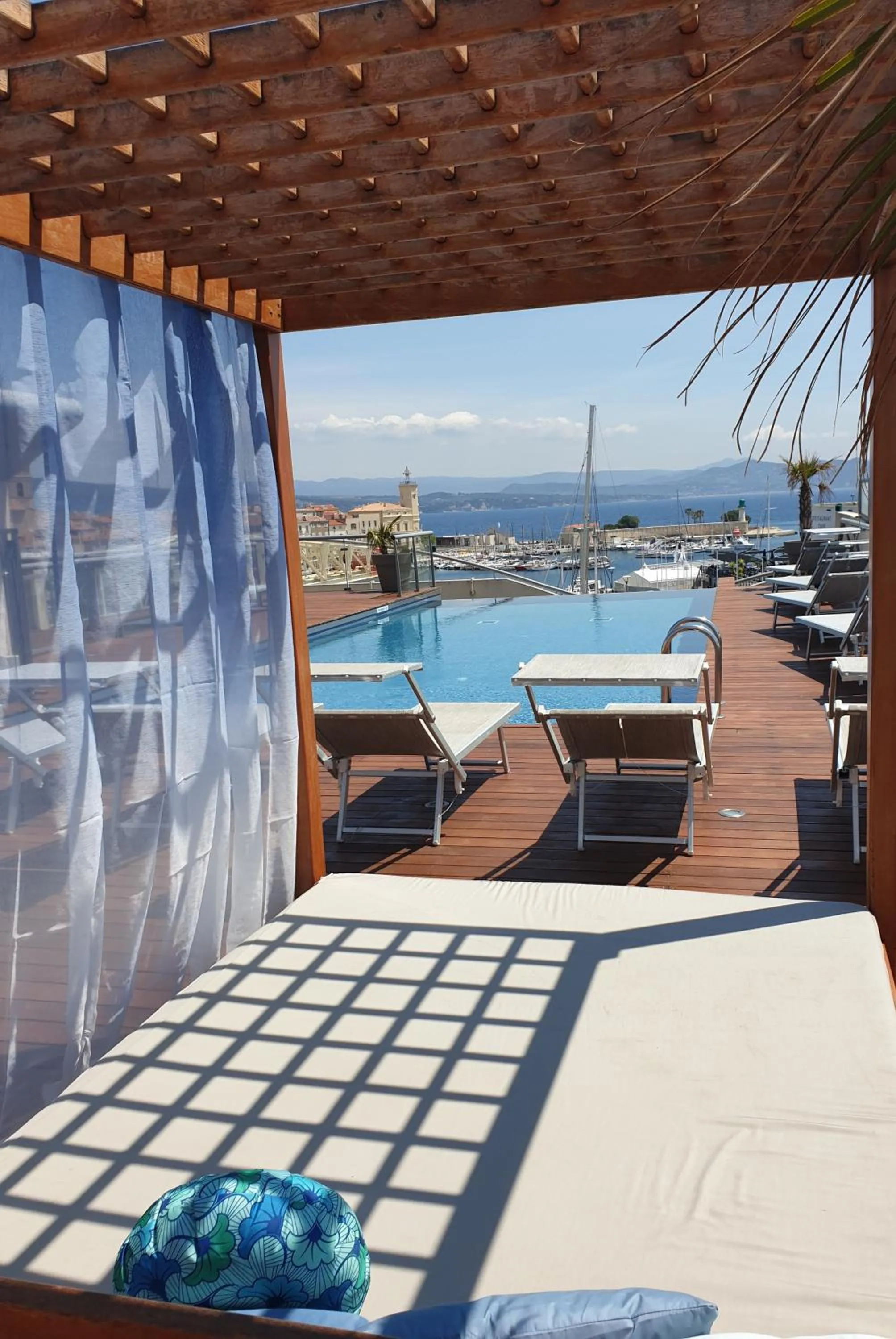 Swimming pool in Best Western Premier Hôtel du Vieux-Port