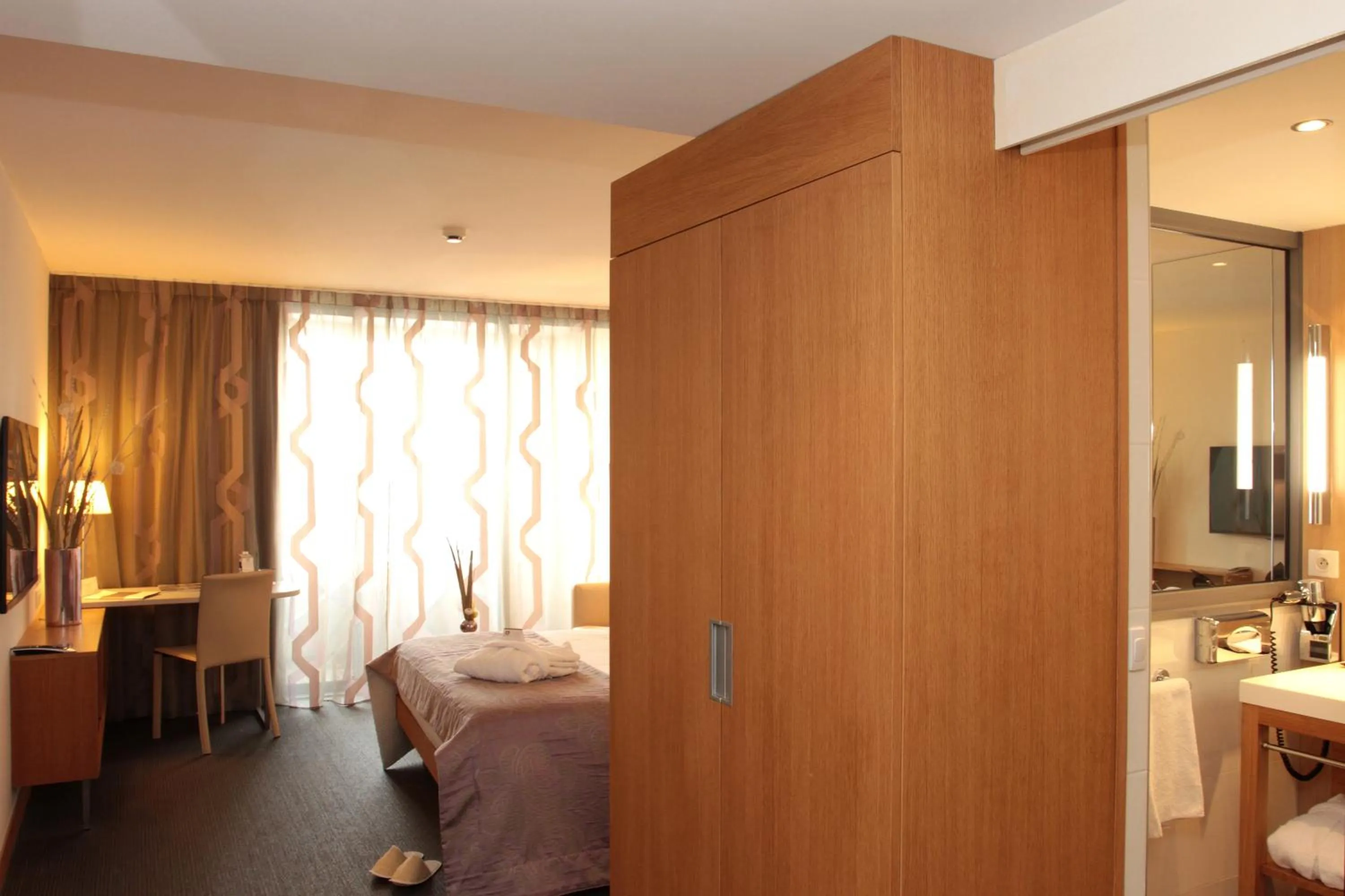 Bedroom, Bed in Best Western Premier Hôtel du Vieux-Port